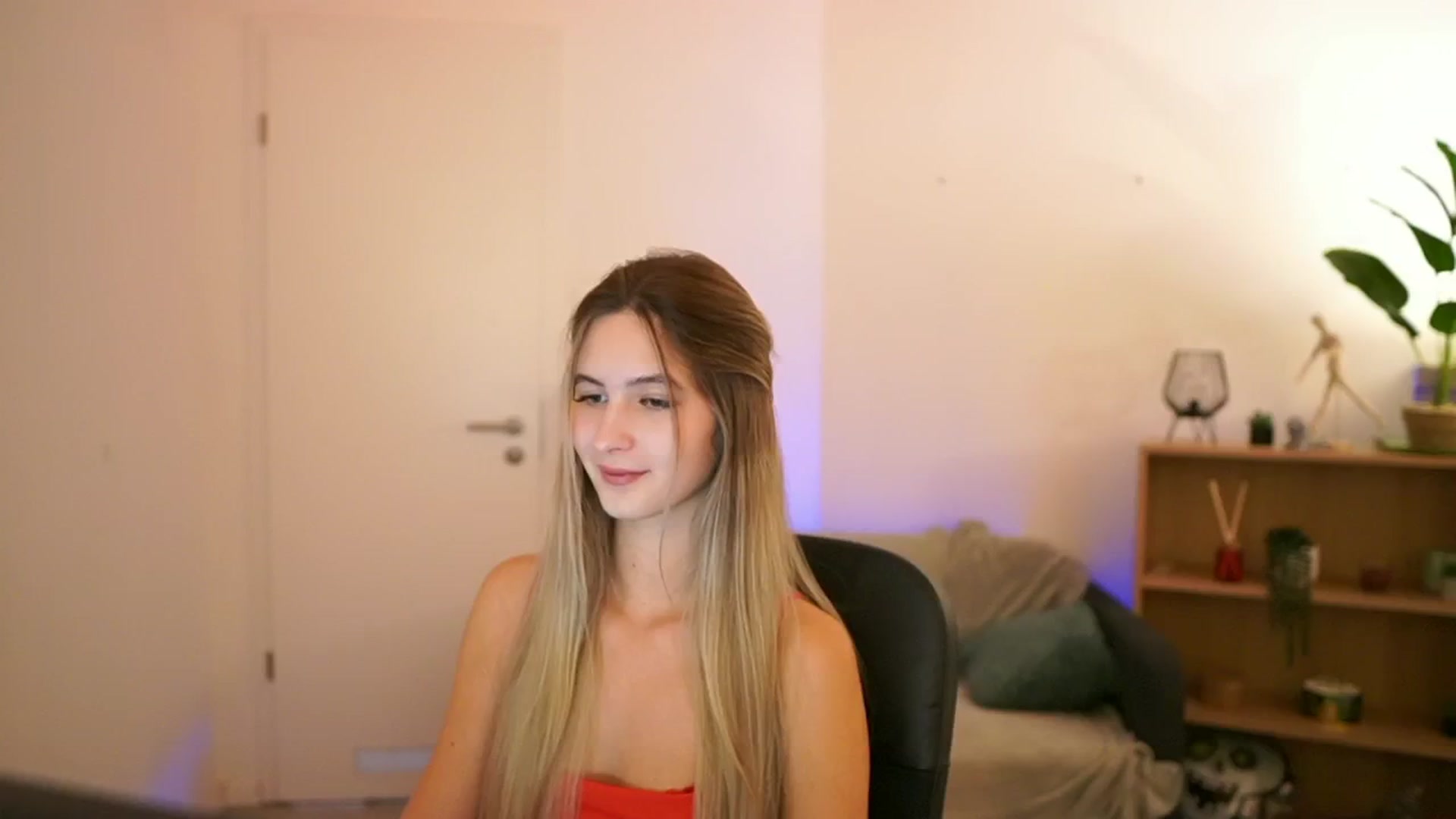 Gallery image thumbnail from CuteGirl_18's myfreecams stream on, 01/09/2025, 14:50 image 4 of 20