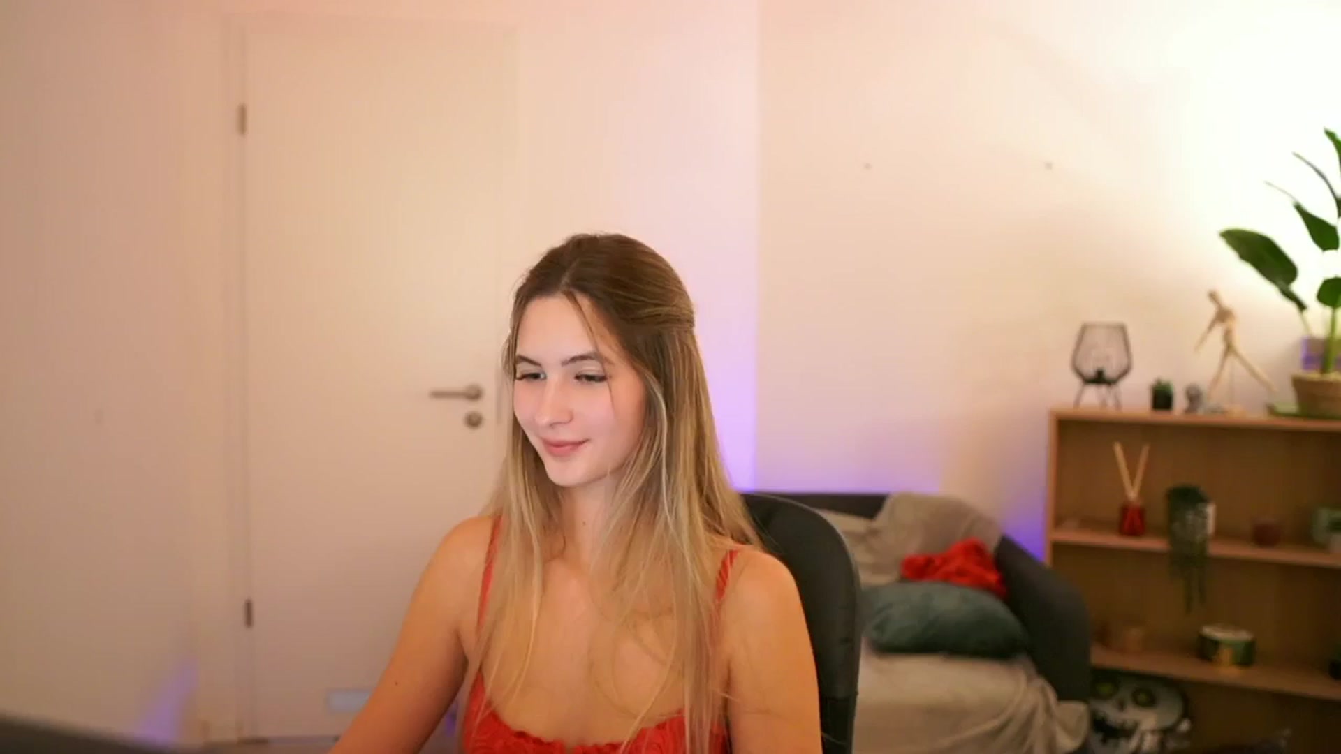 Gallery image thumbnail from CuteGirl_18's myfreecams stream on, 01/09/2025, 16:51 image 10 of 20