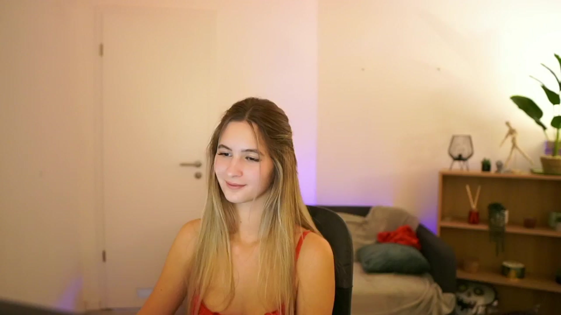 Gallery image thumbnail from CuteGirl_18's myfreecams stream on, 01/09/2025, 16:51 image 14 of 20