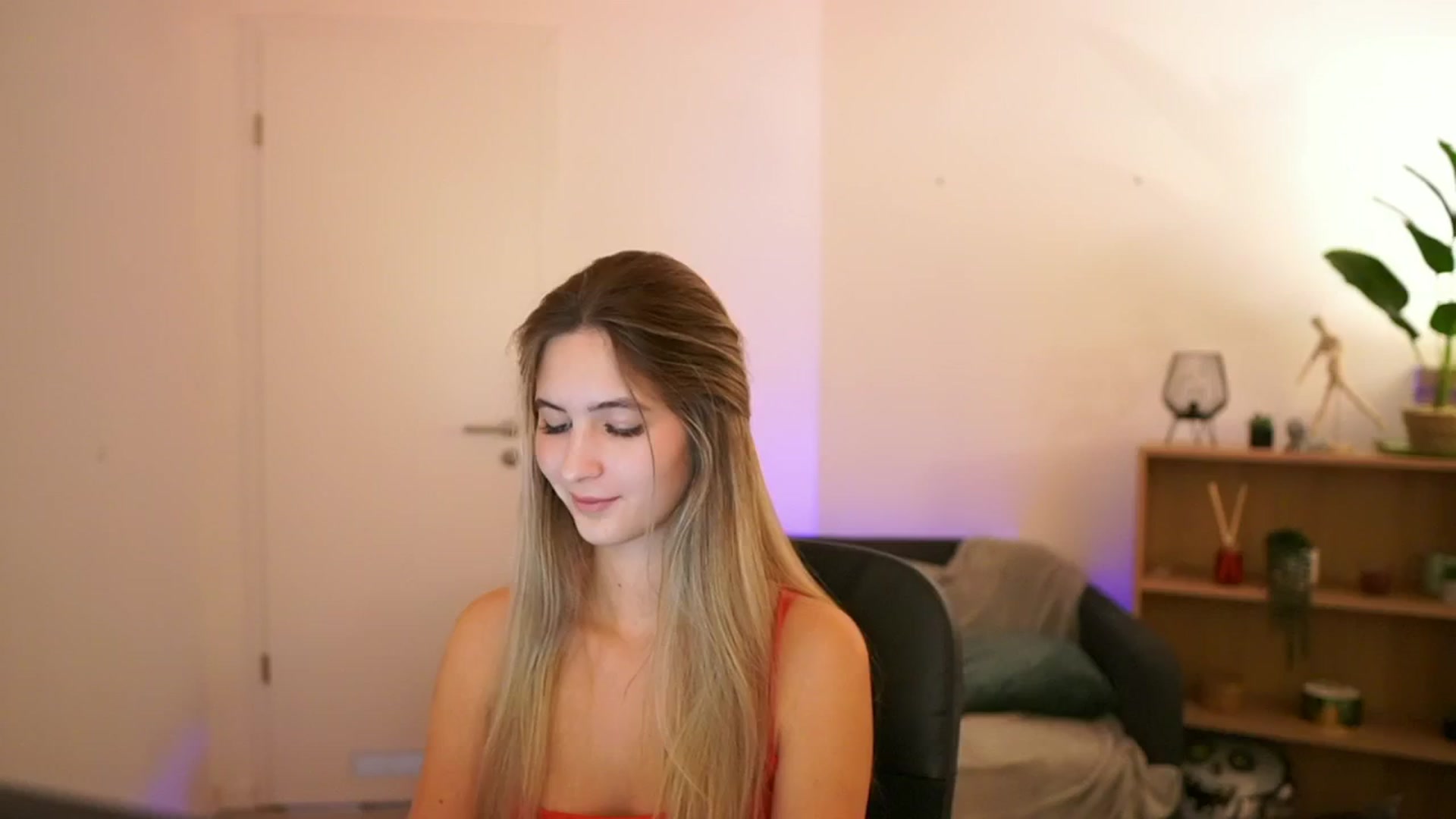 Gallery image thumbnail from CuteGirl_18's myfreecams stream on, 01/09/2025, 18:04 image 1 of 20