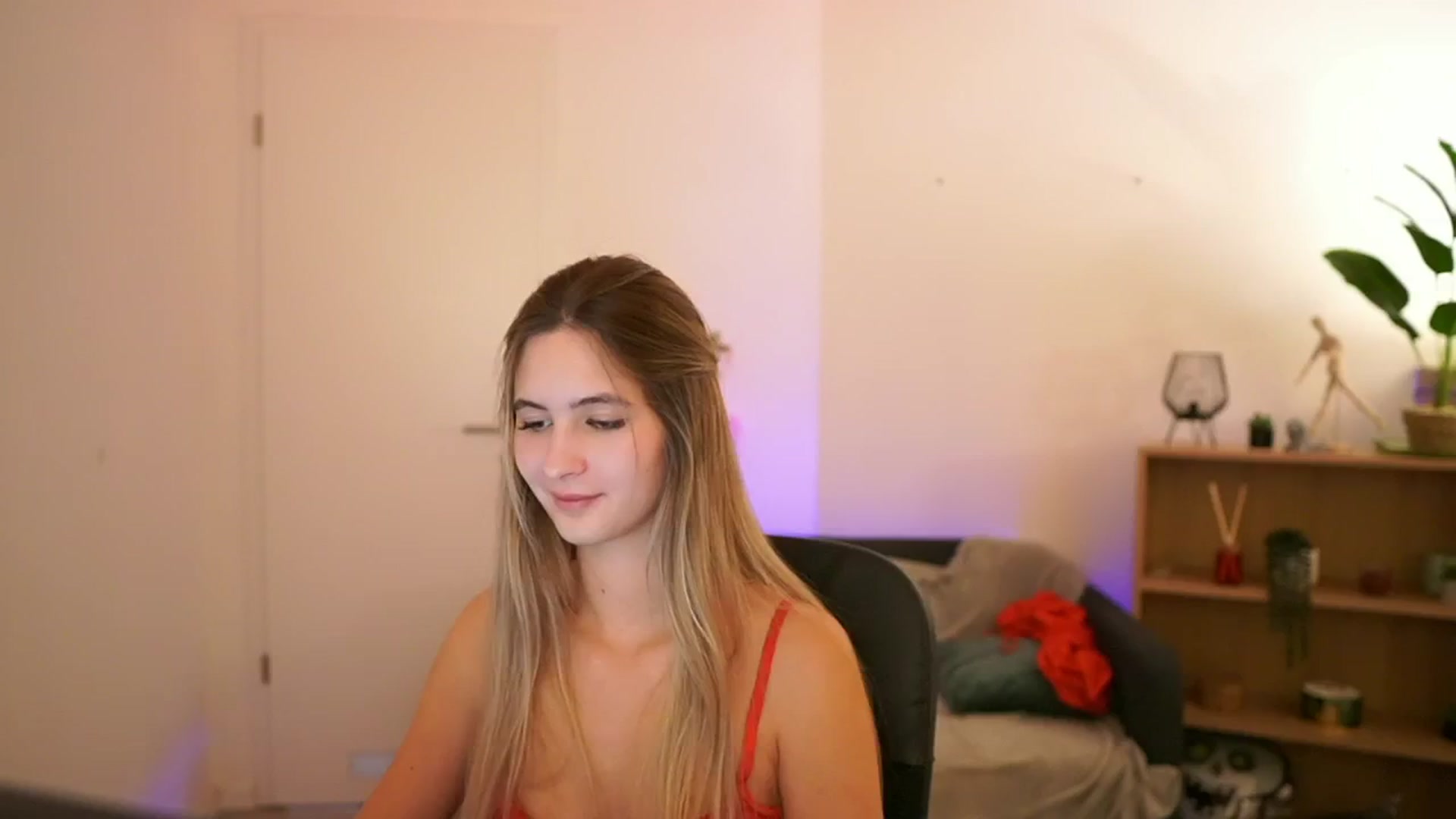 Gallery image thumbnail from CuteGirl_18's myfreecams stream on, 01/09/2025, 18:04 image 14 of 20