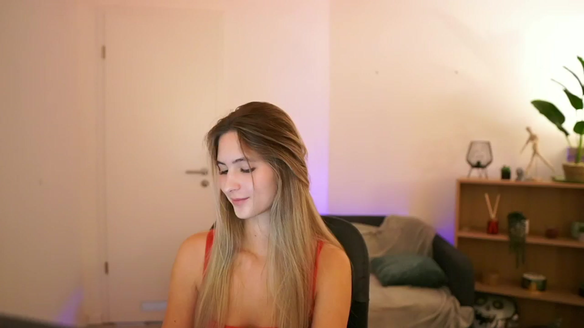 Gallery image thumbnail from CuteGirl_18's myfreecams stream on, 01/09/2025, 18:04 image 3 of 20