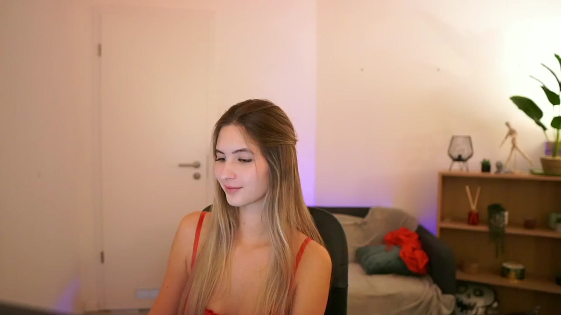 Gallery image thumbnail from CuteGirl_18's myfreecams stream on, 01/09/2025, 18:04 image 10 of 20