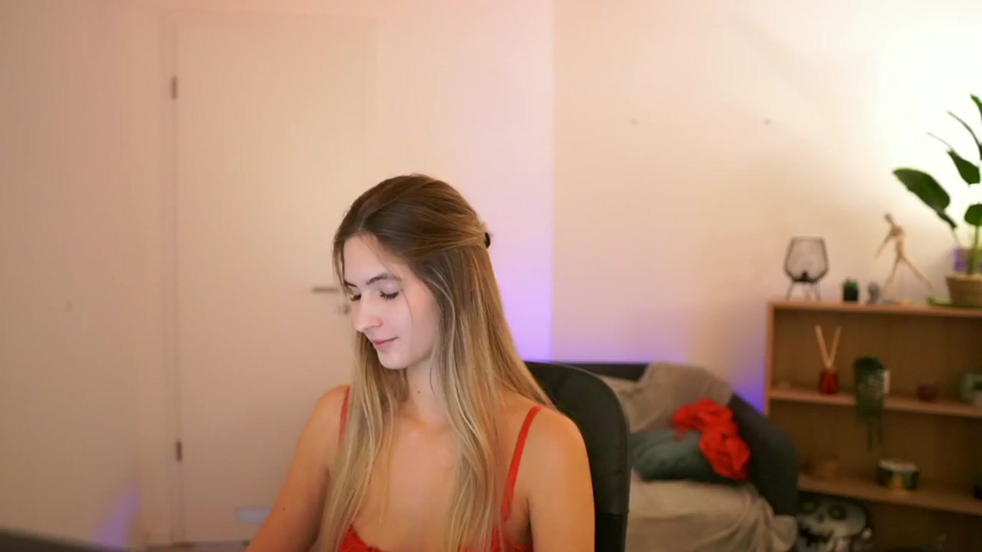 Gallery image thumbnail from CuteGirl_18's myfreecams stream on, 01/09/2025, 18:04 image 9 of 20