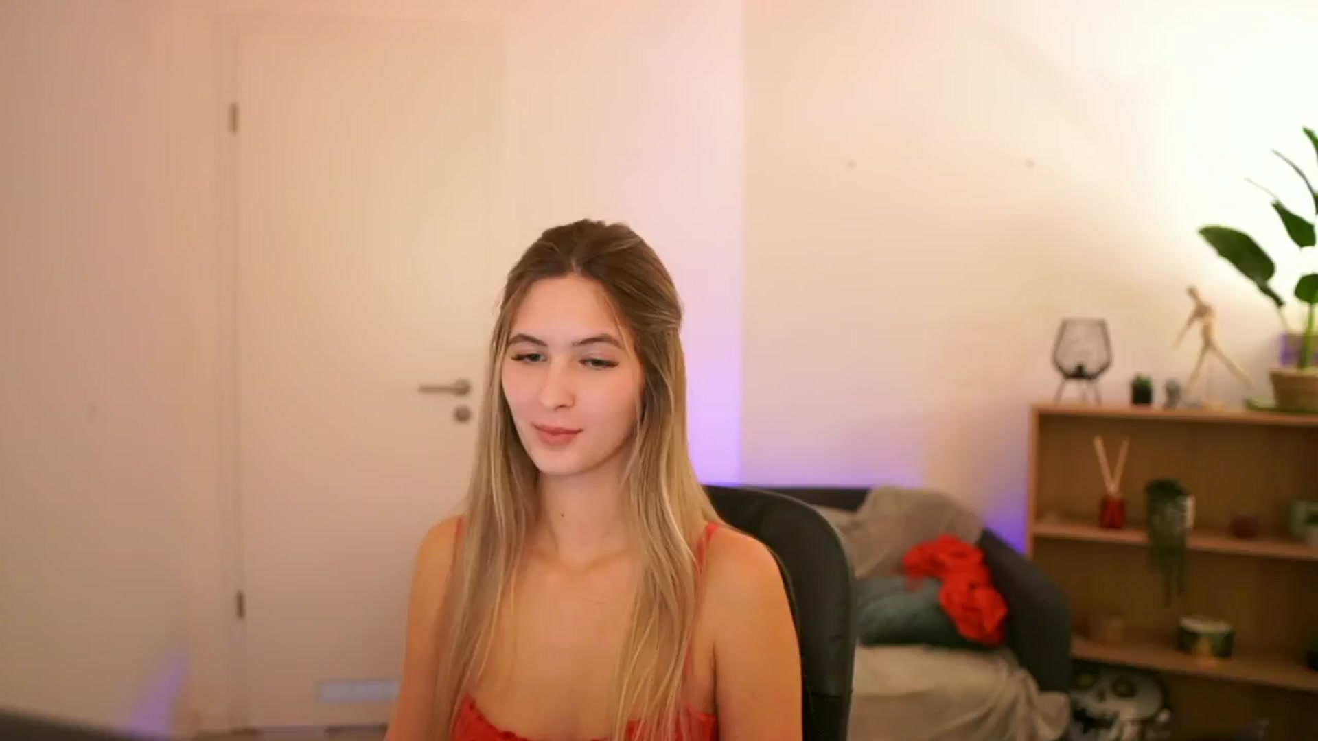 Gallery image thumbnail from CuteGirl_18's myfreecams stream on, 01/09/2025, 18:04 image 8 of 20