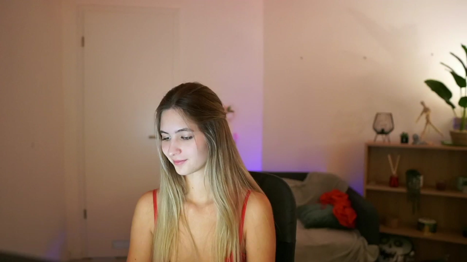 Gallery image thumbnail from CuteGirl_18's myfreecams stream on, 01/09/2025, 18:04 image 12 of 20