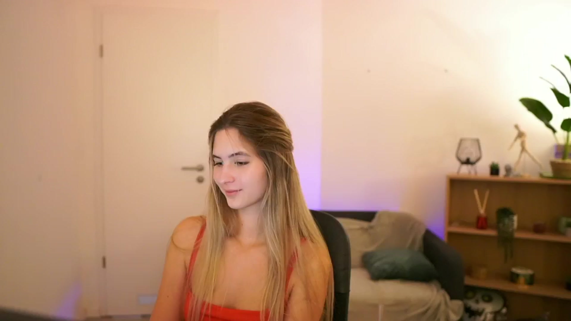 Gallery image thumbnail from CuteGirl_18's myfreecams stream on, 01/09/2025, 19:02 image 7 of 20