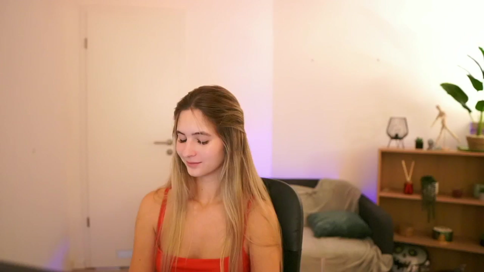 Gallery image thumbnail from CuteGirl_18's myfreecams stream on, 01/09/2025, 19:02 image 5 of 20