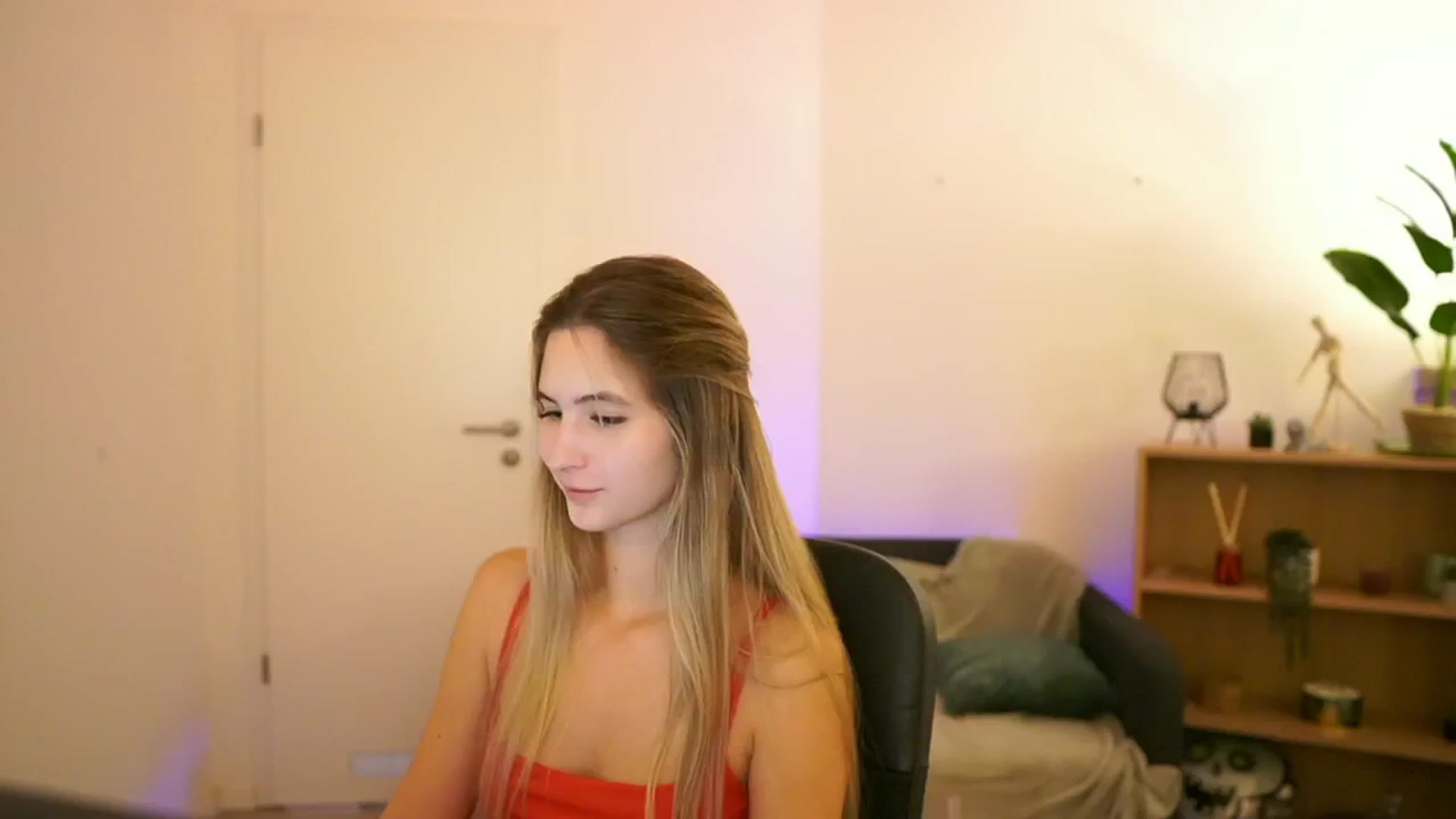 Gallery image thumbnail from CuteGirl_18's myfreecams stream on, 01/09/2025, 19:02 image 4 of 20