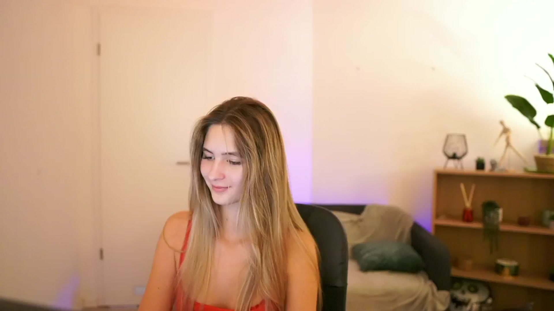 Gallery image thumbnail from CuteGirl_18's myfreecams stream on, 01/09/2025, 19:02 image 18 of 20