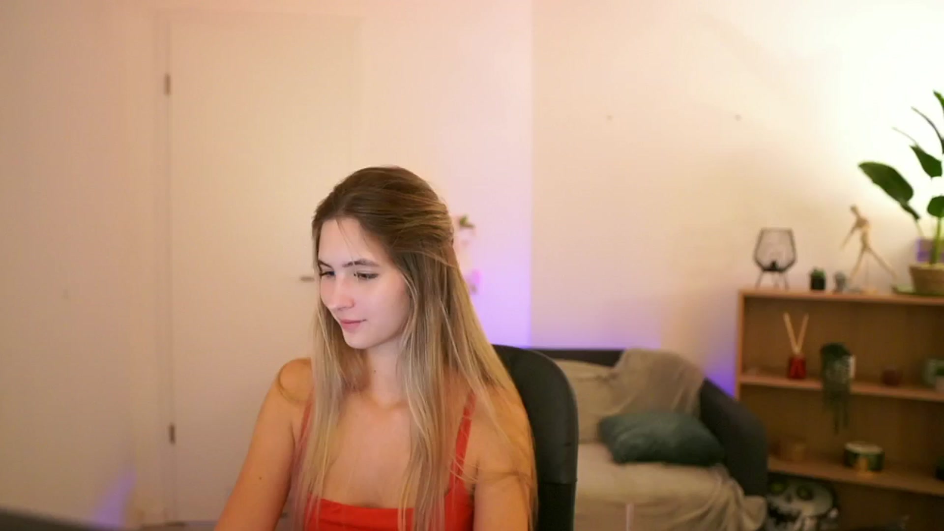 Gallery image thumbnail from CuteGirl_18's myfreecams stream on, 01/09/2025, 19:02 image 6 of 20
