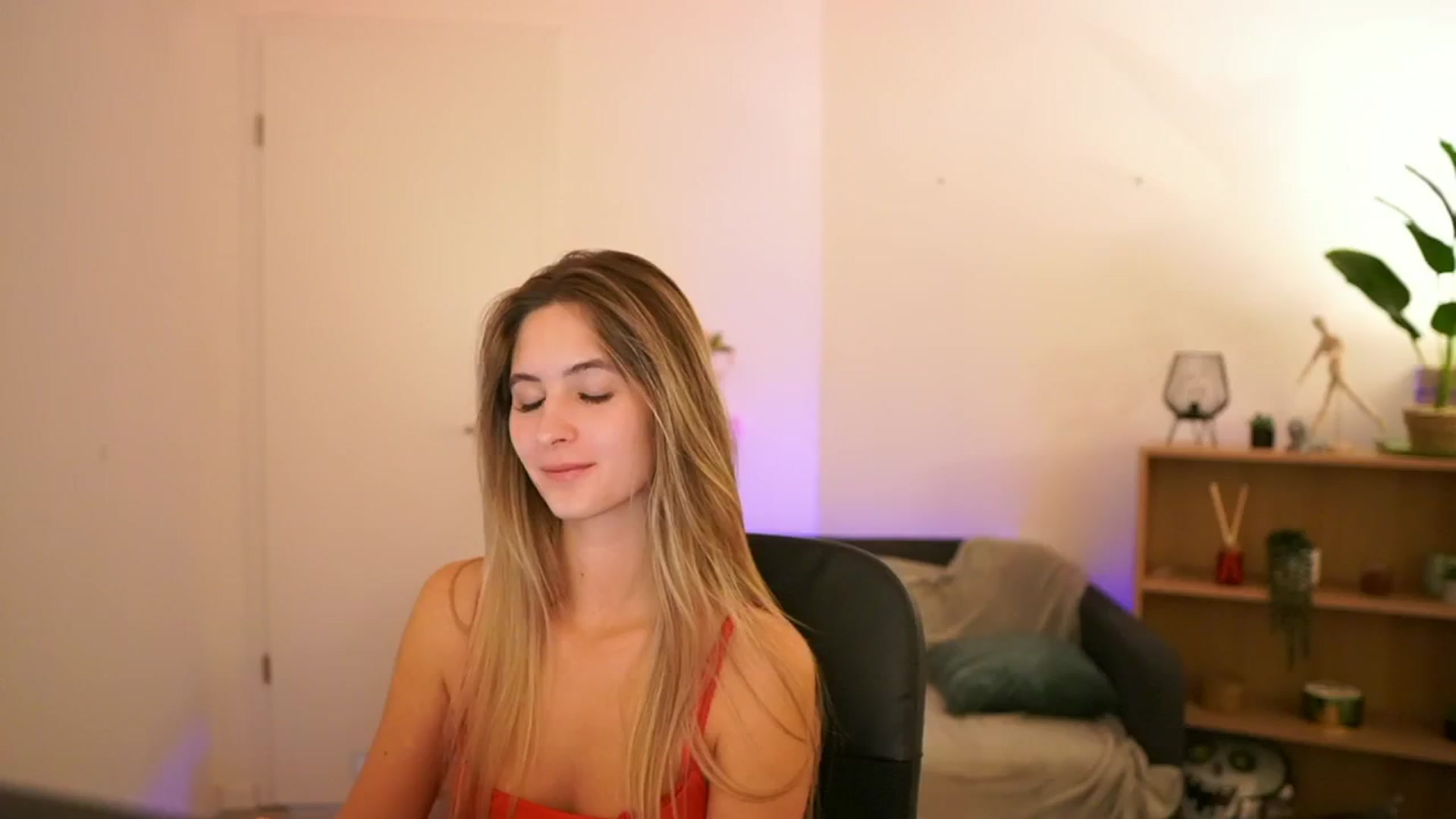 Gallery image thumbnail from CuteGirl_18's myfreecams stream on, 01/09/2025, 19:02 image 15 of 20