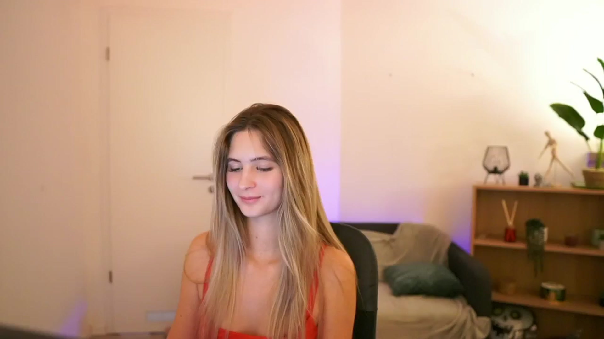 Gallery image thumbnail from CuteGirl_18's myfreecams stream on, 01/09/2025, 19:02 image 20 of 20