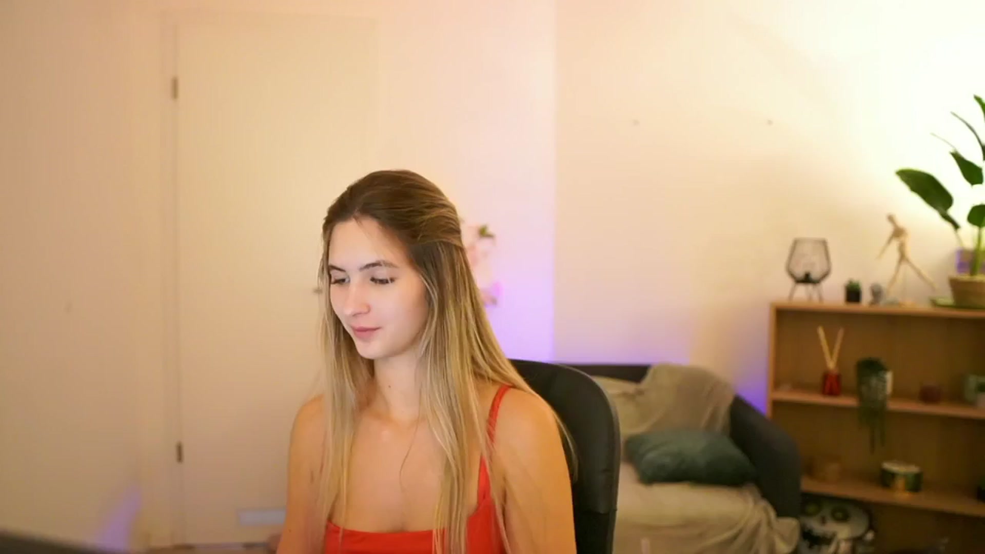 Gallery image thumbnail from CuteGirl_18's myfreecams stream on, 01/09/2025, 19:02 image 1 of 20