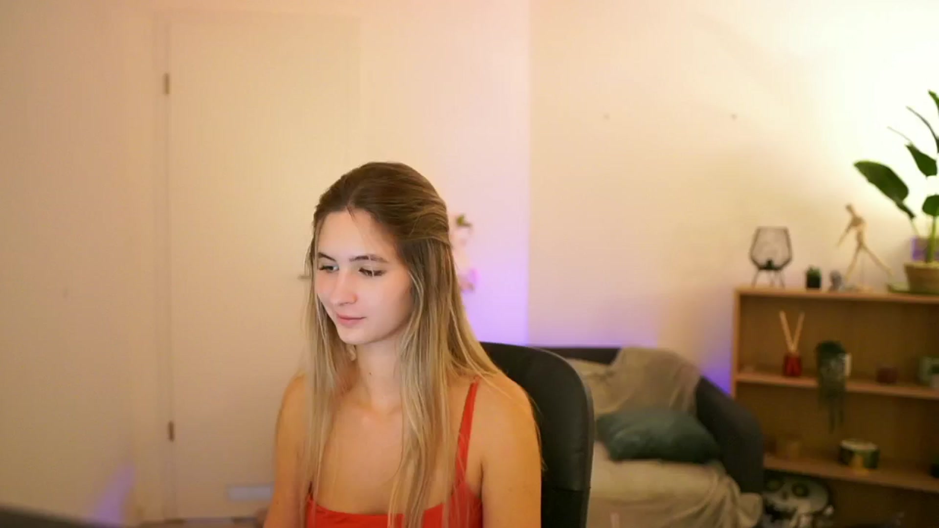 Gallery image thumbnail from CuteGirl_18's myfreecams stream on, 01/09/2025, 19:02 image 2 of 20