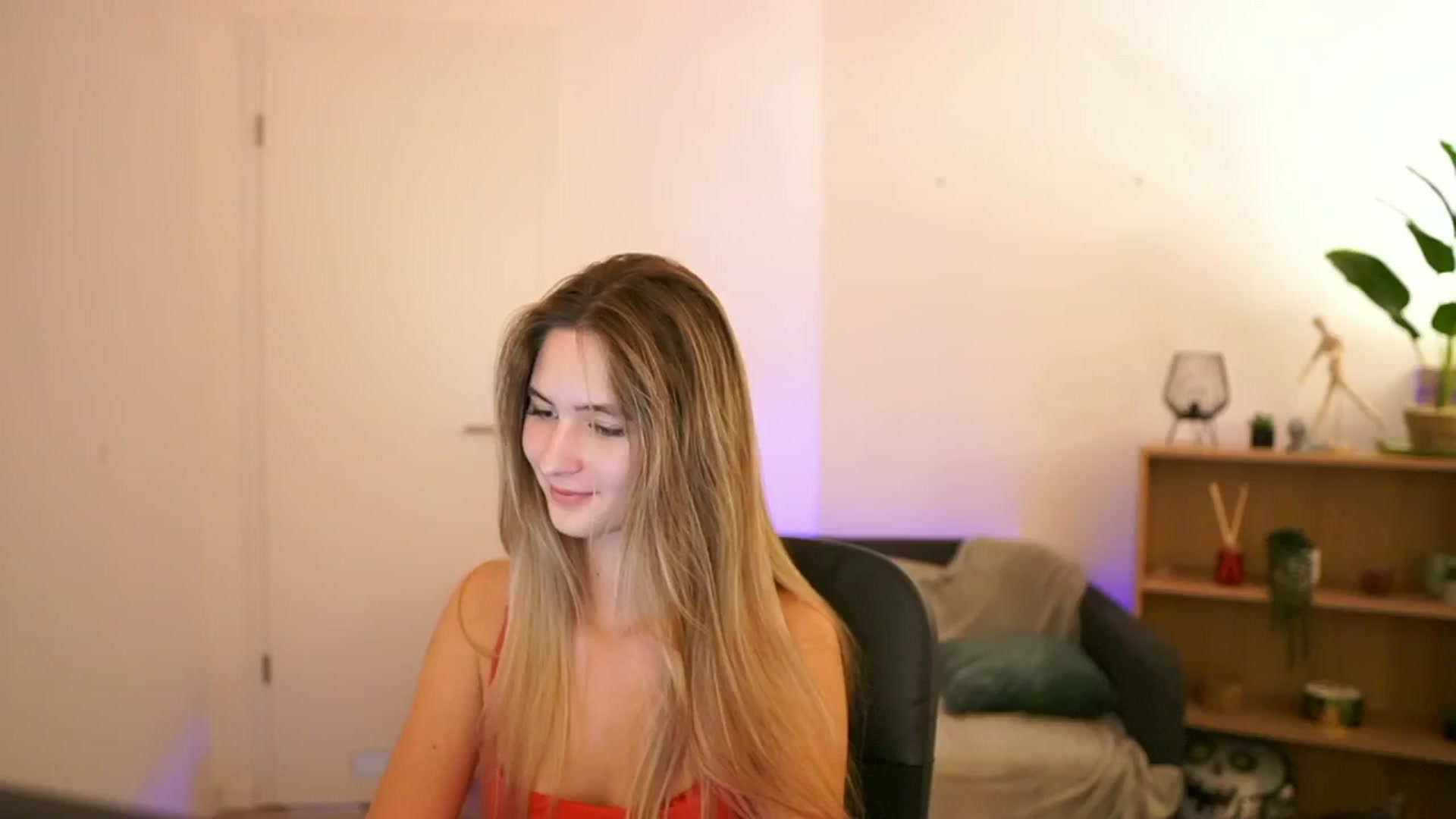 Gallery image thumbnail from CuteGirl_18's myfreecams stream on, 01/09/2025, 19:02 image 17 of 20