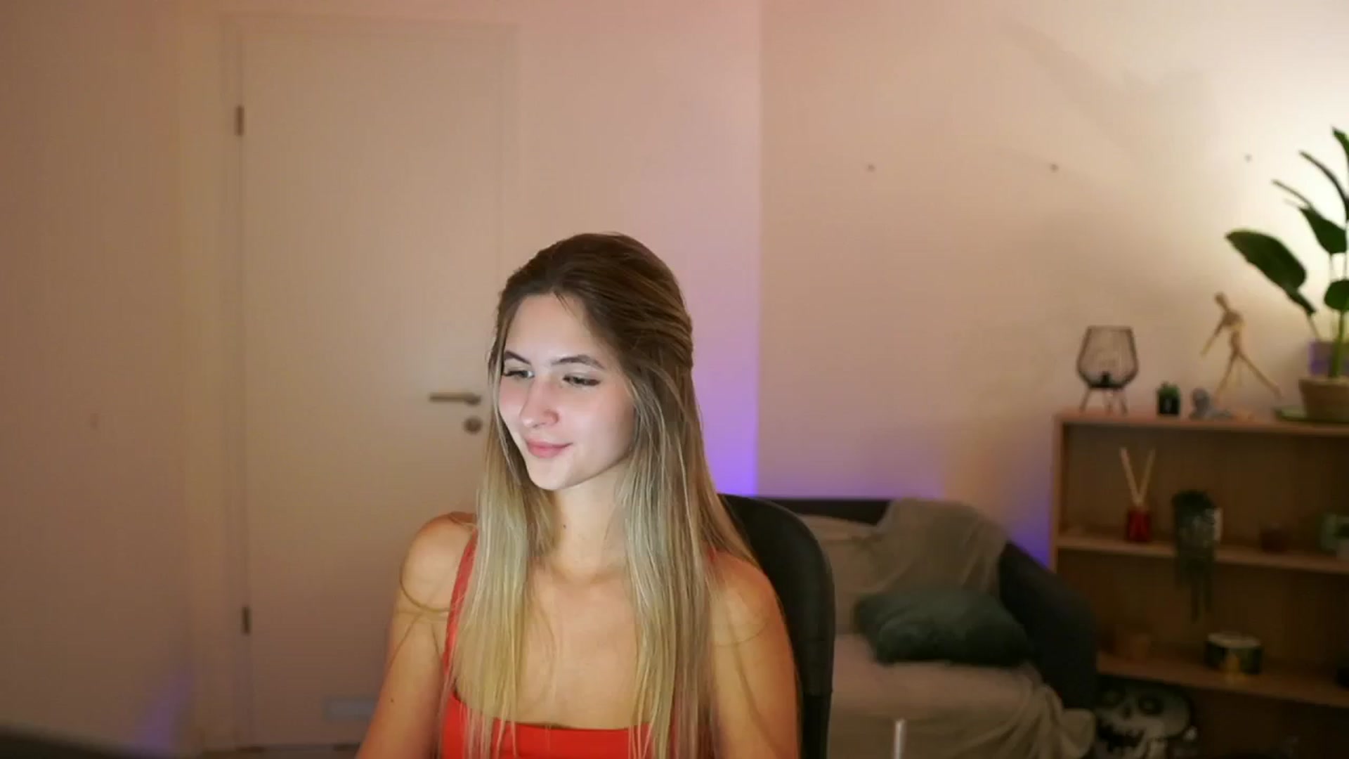 Gallery image thumbnail from CuteGirl_18's myfreecams stream on, 01/09/2025, 19:02 image 8 of 20