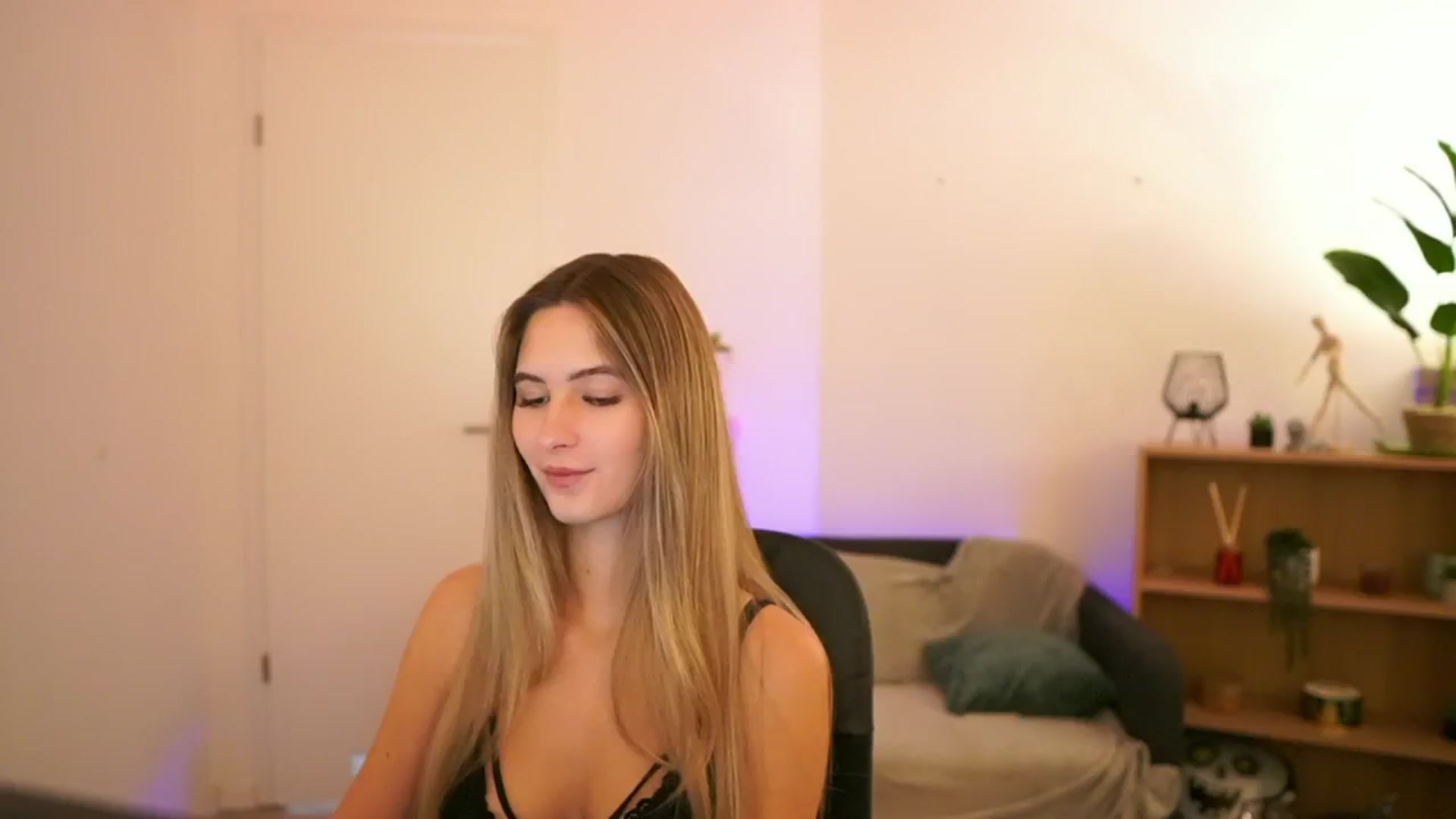 Gallery image thumbnail from CuteGirl_18's myfreecams stream on, 01/10/2025, 16:03 image 1 of 20