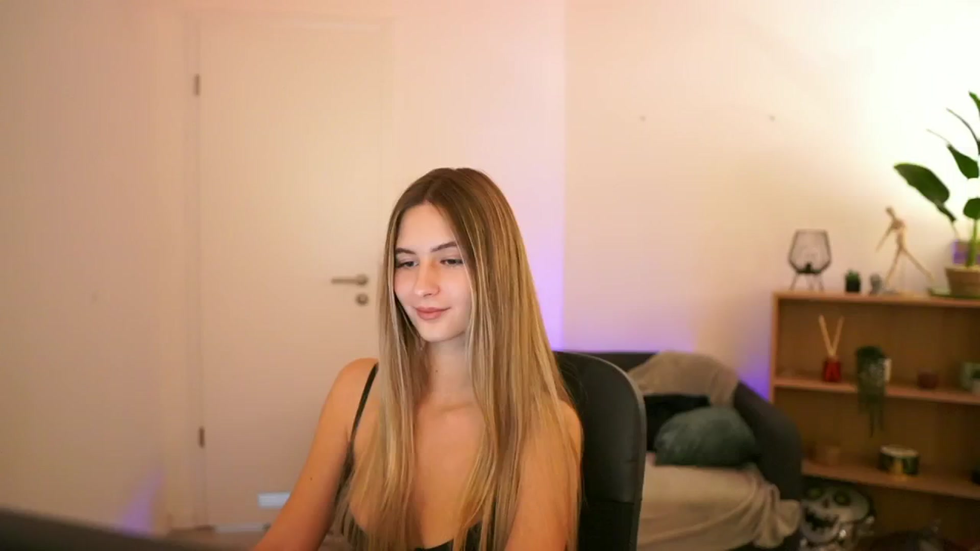 Gallery image thumbnail from CuteGirl_18's myfreecams stream on, 01/10/2025, 16:37 image 16 of 20