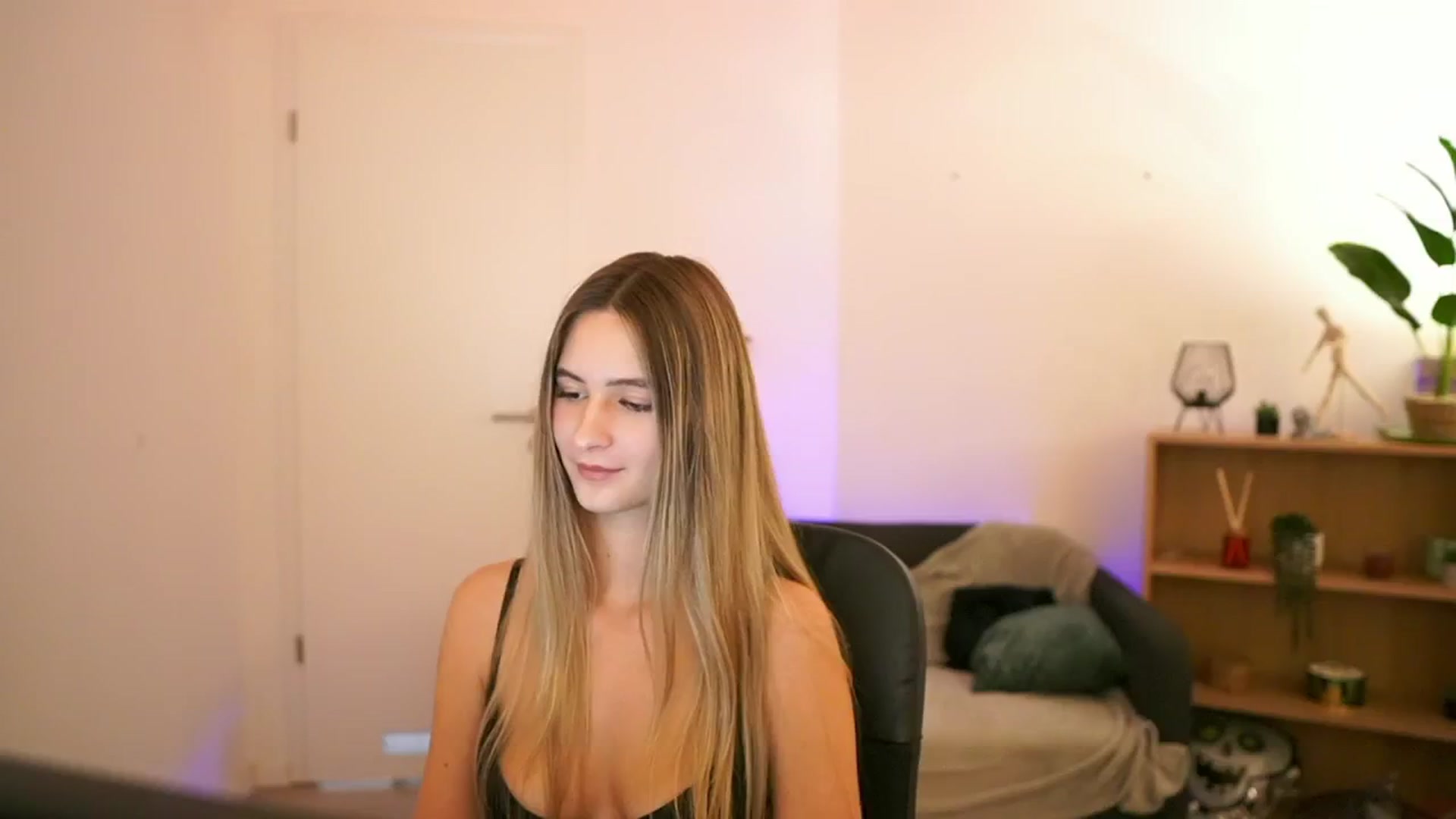 Gallery image thumbnail from CuteGirl_18's myfreecams stream on, 01/10/2025, 16:37 image 4 of 20