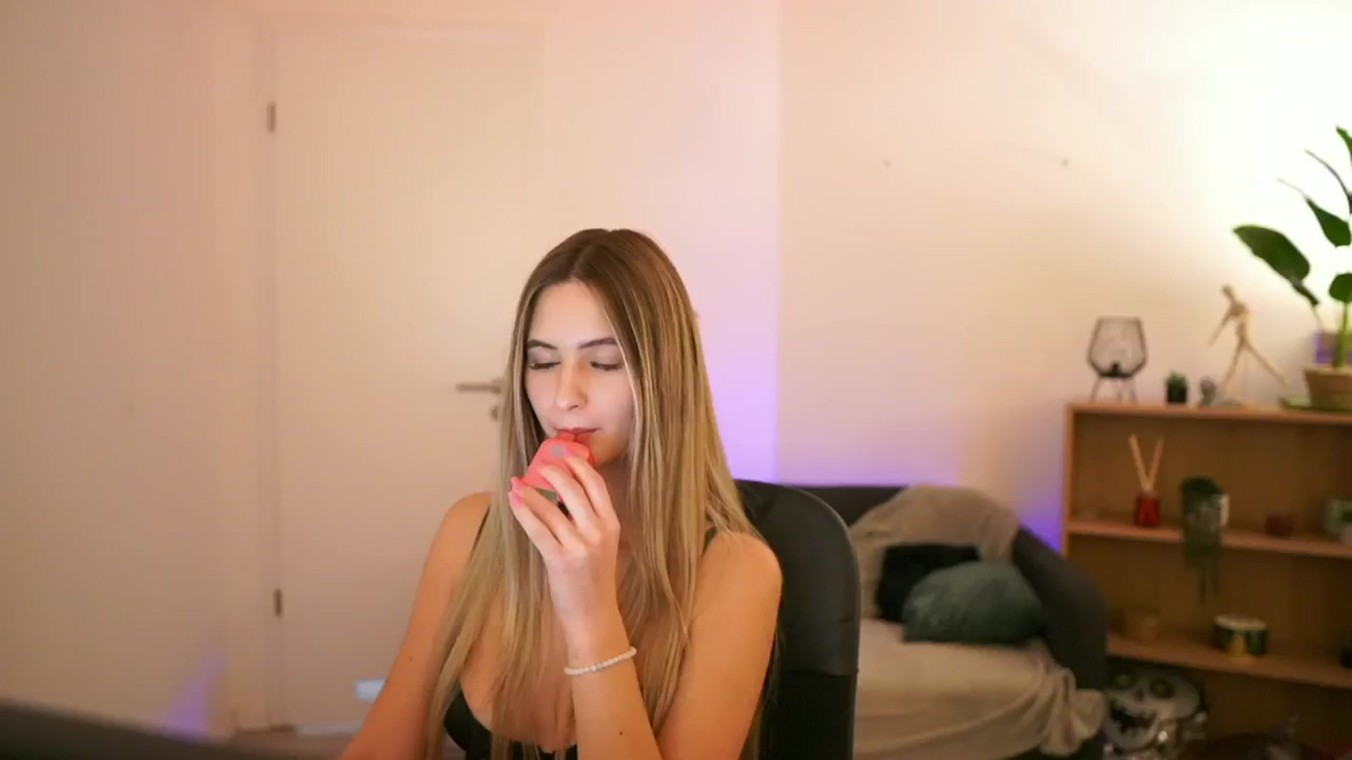 Gallery image thumbnail from CuteGirl_18's myfreecams stream on, 01/10/2025, 16:37 image 13 of 20