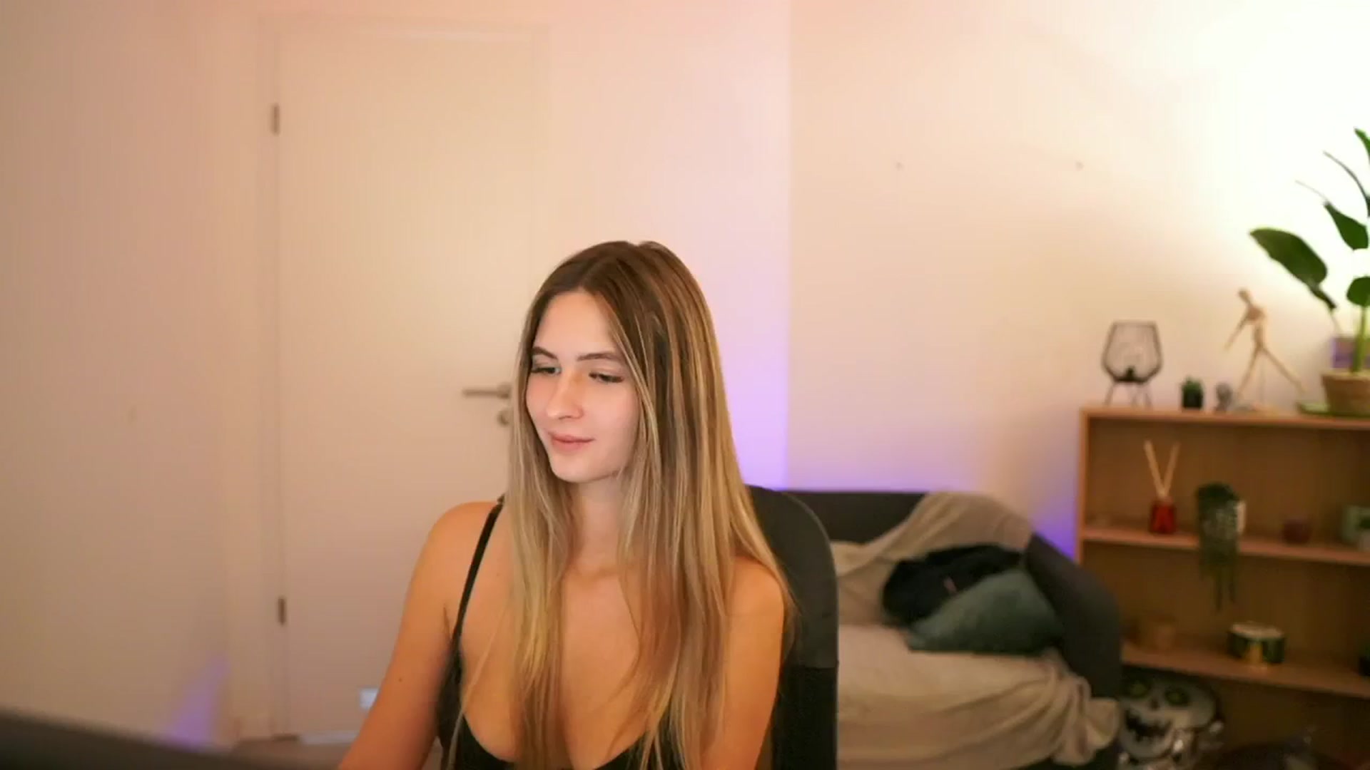Gallery image thumbnail from CuteGirl_18's myfreecams stream on, 01/10/2025, 18:56 image 15 of 20