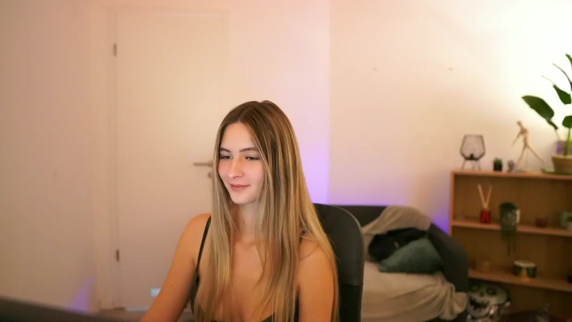 Gallery image thumbnail from CuteGirl_18's myfreecams stream on, 01/10/2025, 18:56 image 20 of 20