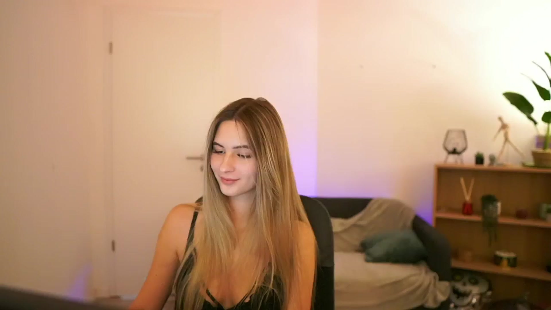 Gallery image thumbnail from CuteGirl_18's myfreecams stream on, 01/10/2025, 18:56 image 4 of 20
