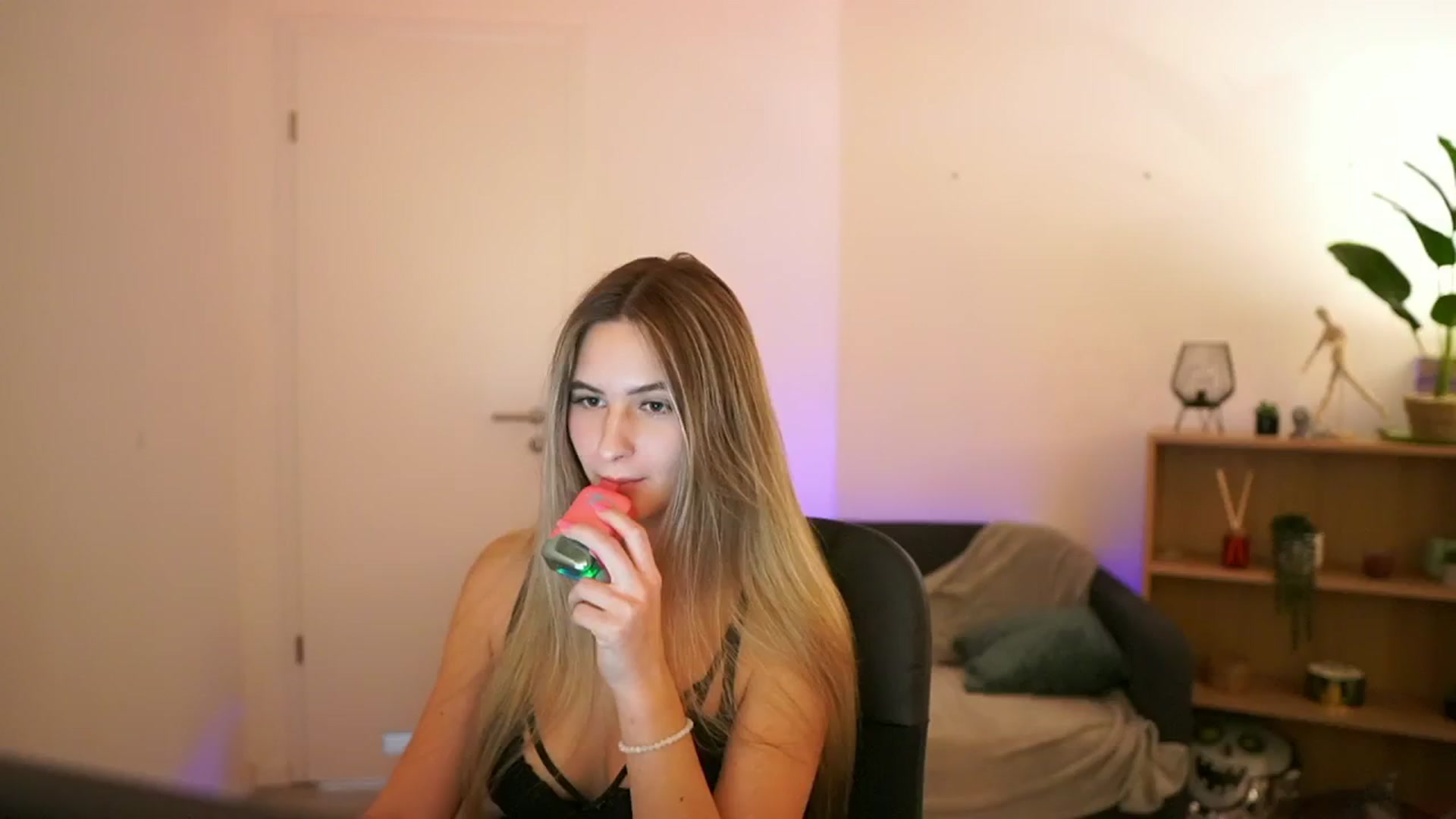 Gallery image thumbnail from CuteGirl_18's myfreecams stream on, 01/10/2025, 18:56 image 1 of 20