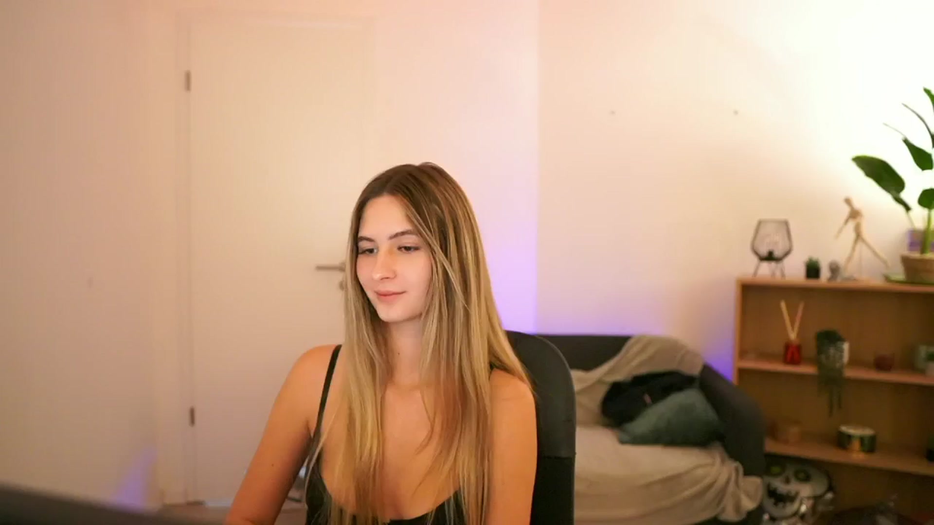 Gallery image thumbnail from CuteGirl_18's myfreecams stream on, 01/10/2025, 18:56 image 14 of 20