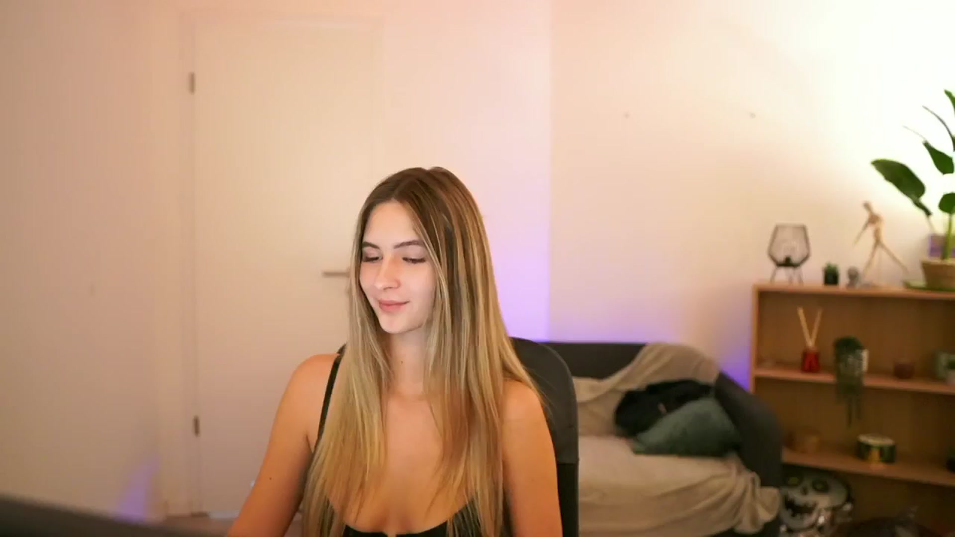 Gallery image thumbnail from CuteGirl_18's myfreecams stream on, 01/10/2025, 18:56 image 16 of 20