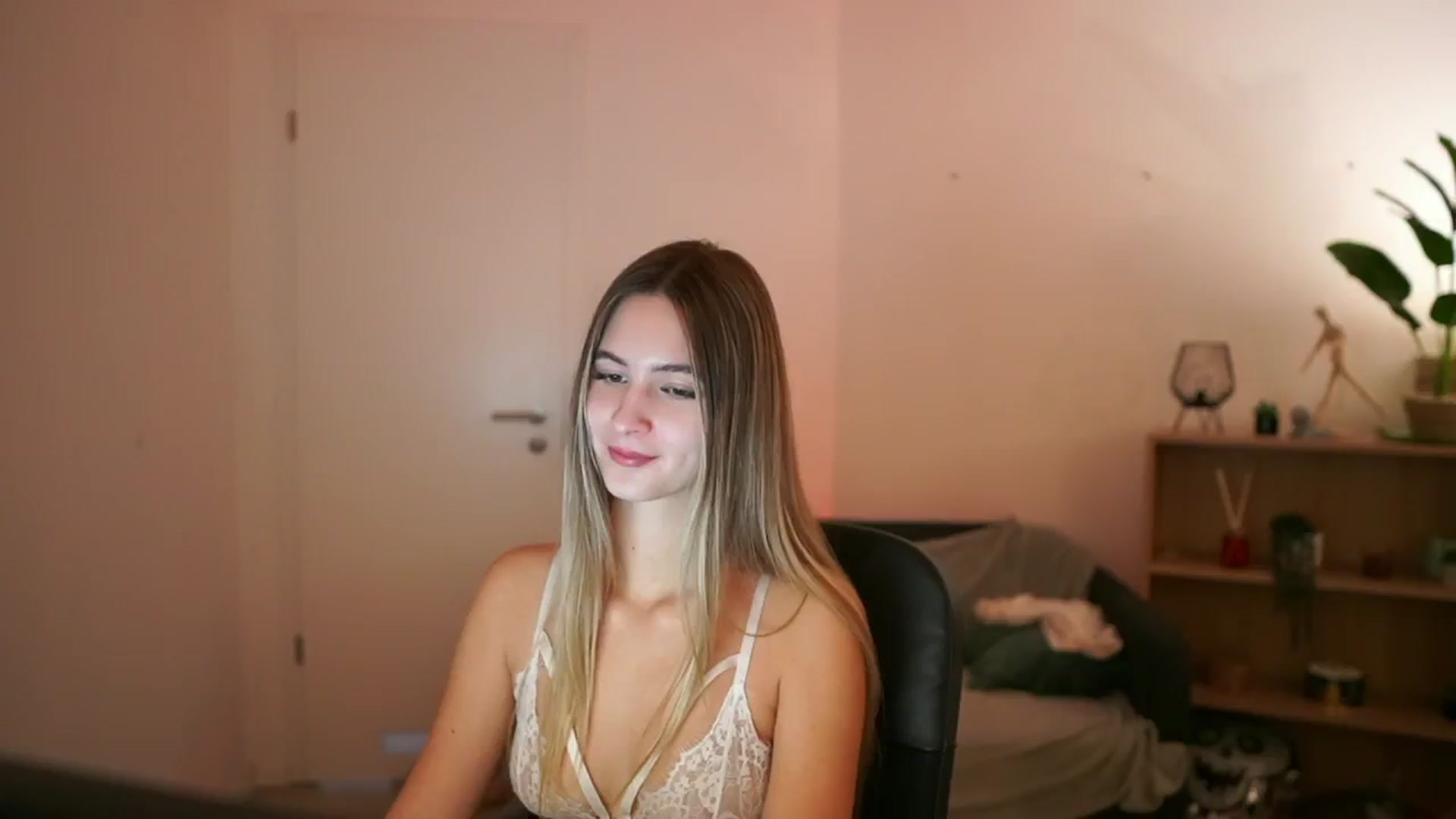 Gallery image thumbnail from CuteGirl_18's myfreecams stream on, 01/12/2025, 15:09 image 3 of 20