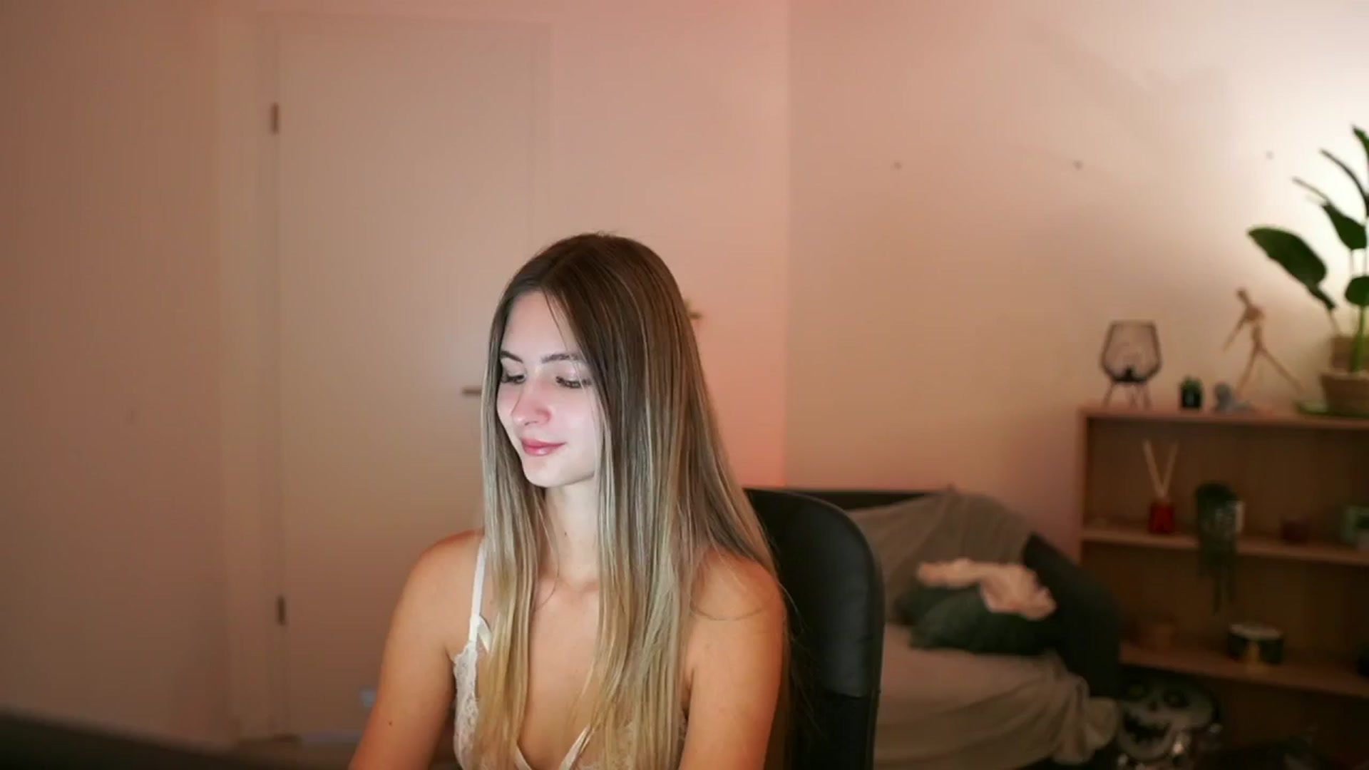 Gallery image thumbnail from CuteGirl_18's myfreecams stream on, 01/12/2025, 15:09 image 19 of 20