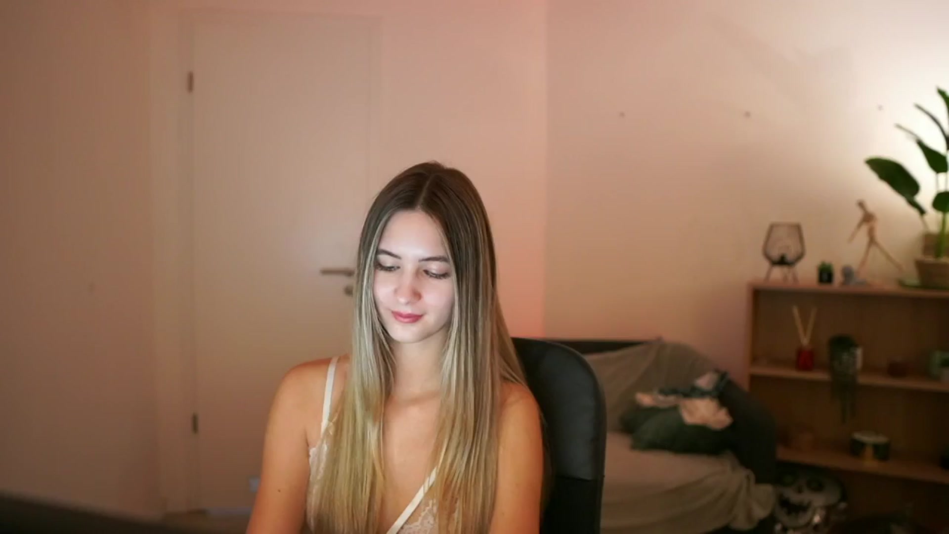 Gallery image thumbnail from CuteGirl_18's myfreecams stream on, 01/12/2025, 15:49 image 17 of 20