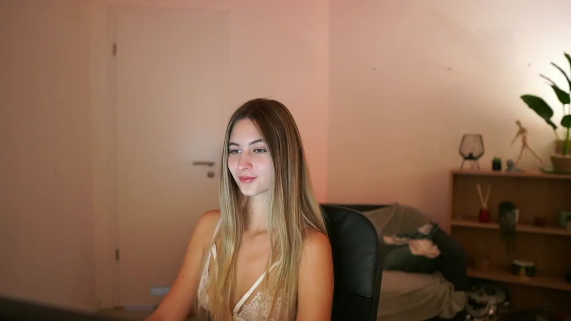 Gallery image thumbnail from CuteGirl_18's myfreecams stream on, 01/12/2025, 15:49 image 8 of 20