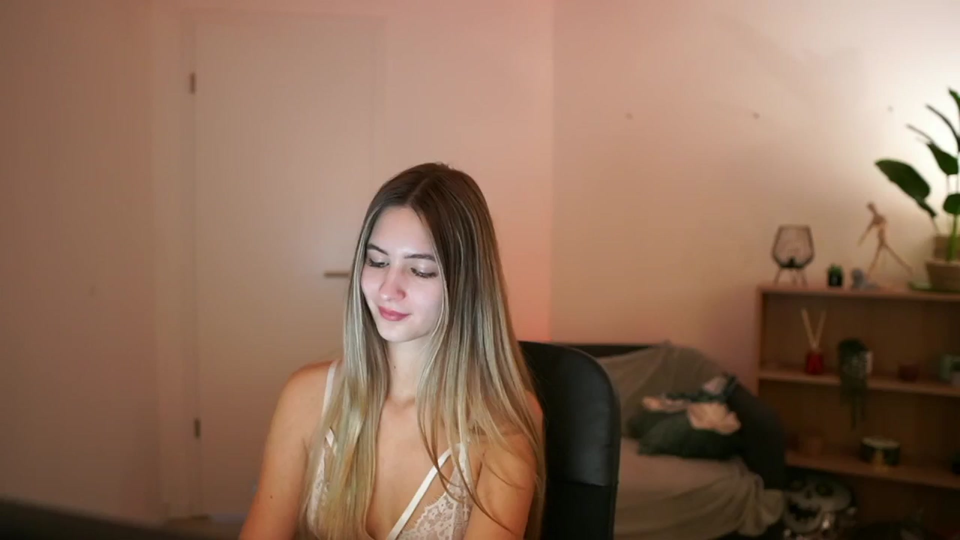 Gallery image thumbnail from CuteGirl_18's myfreecams stream on, 01/12/2025, 15:49 image 6 of 20