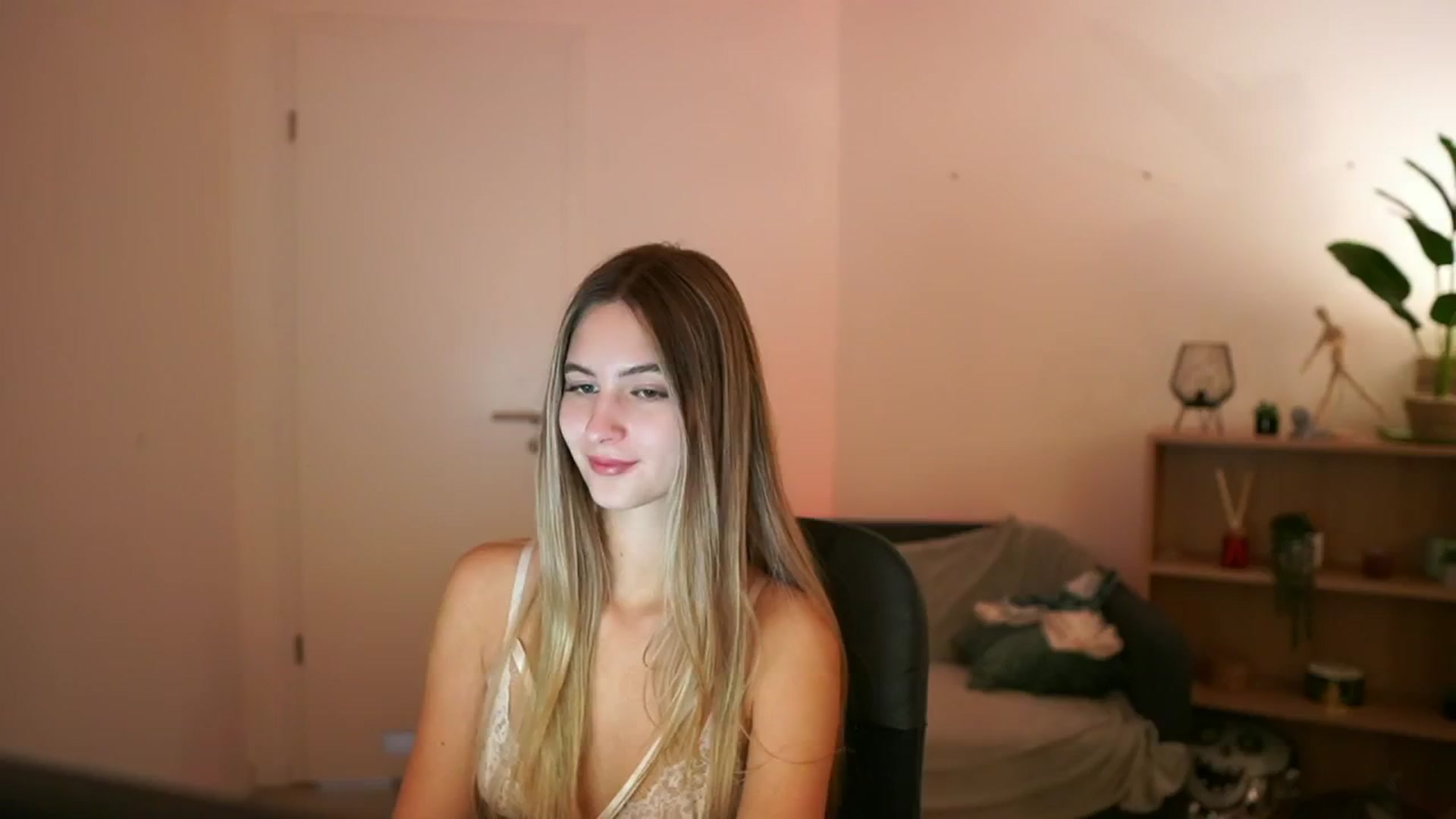 Gallery image thumbnail from CuteGirl_18's myfreecams stream on, 01/12/2025, 15:49 image 7 of 20