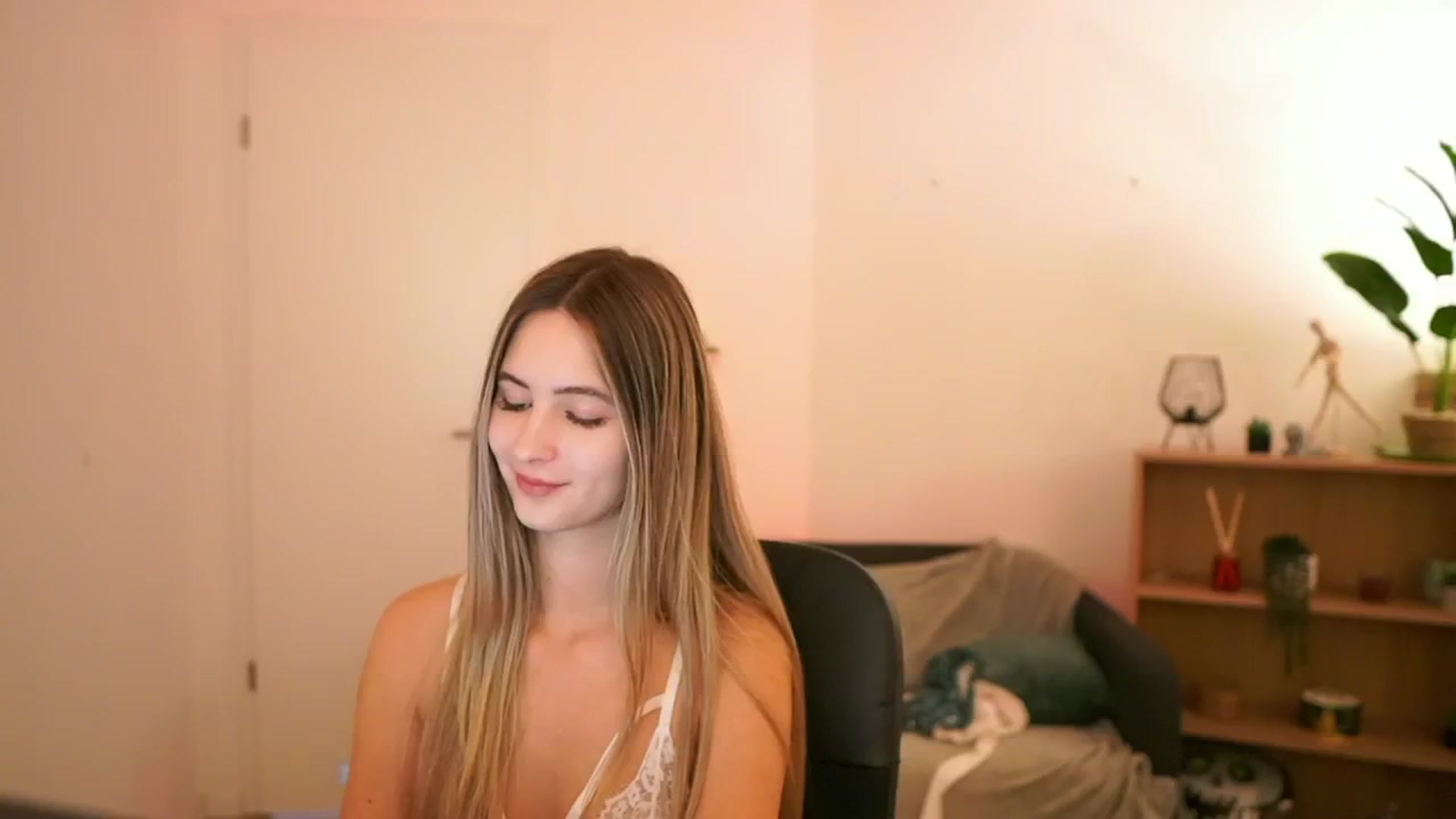 Gallery image thumbnail from CuteGirl_18's myfreecams stream on, 01/12/2025, 17:26 image 9 of 20