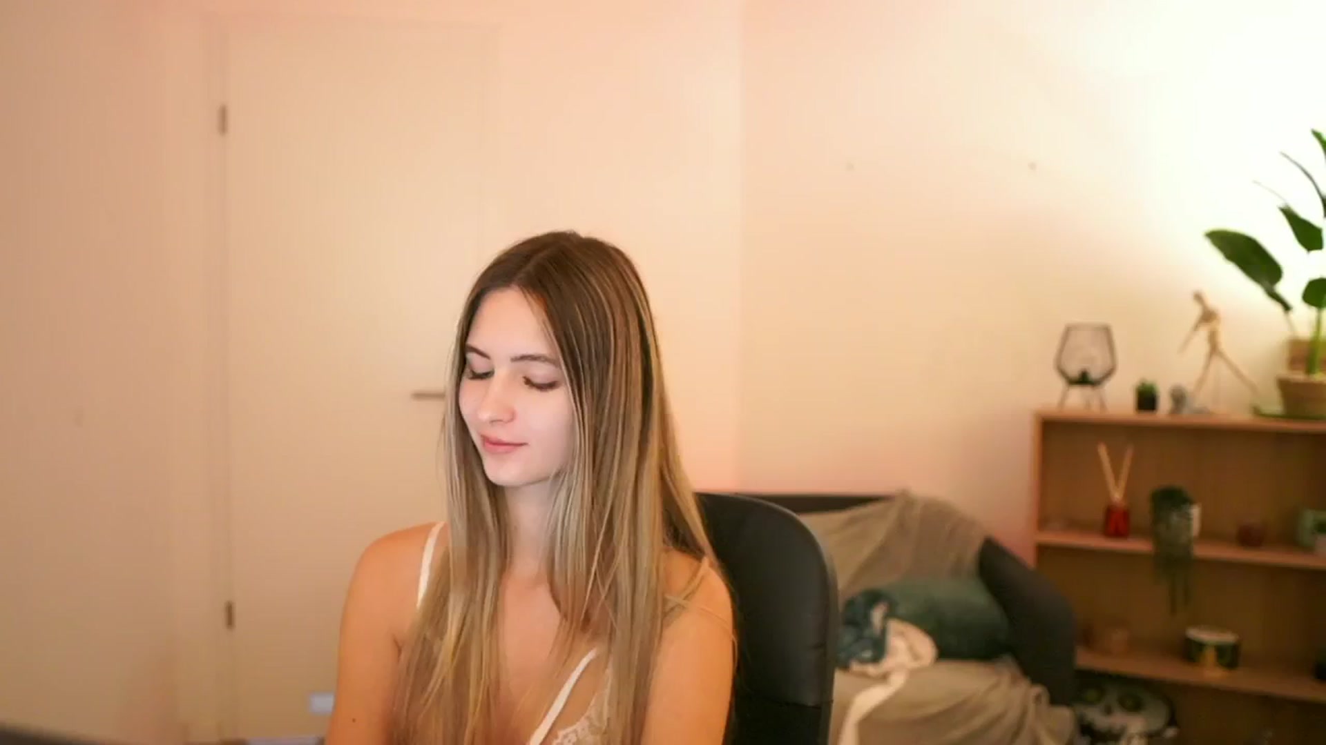 Gallery image thumbnail from CuteGirl_18's myfreecams stream on, 01/12/2025, 17:26 image 11 of 20