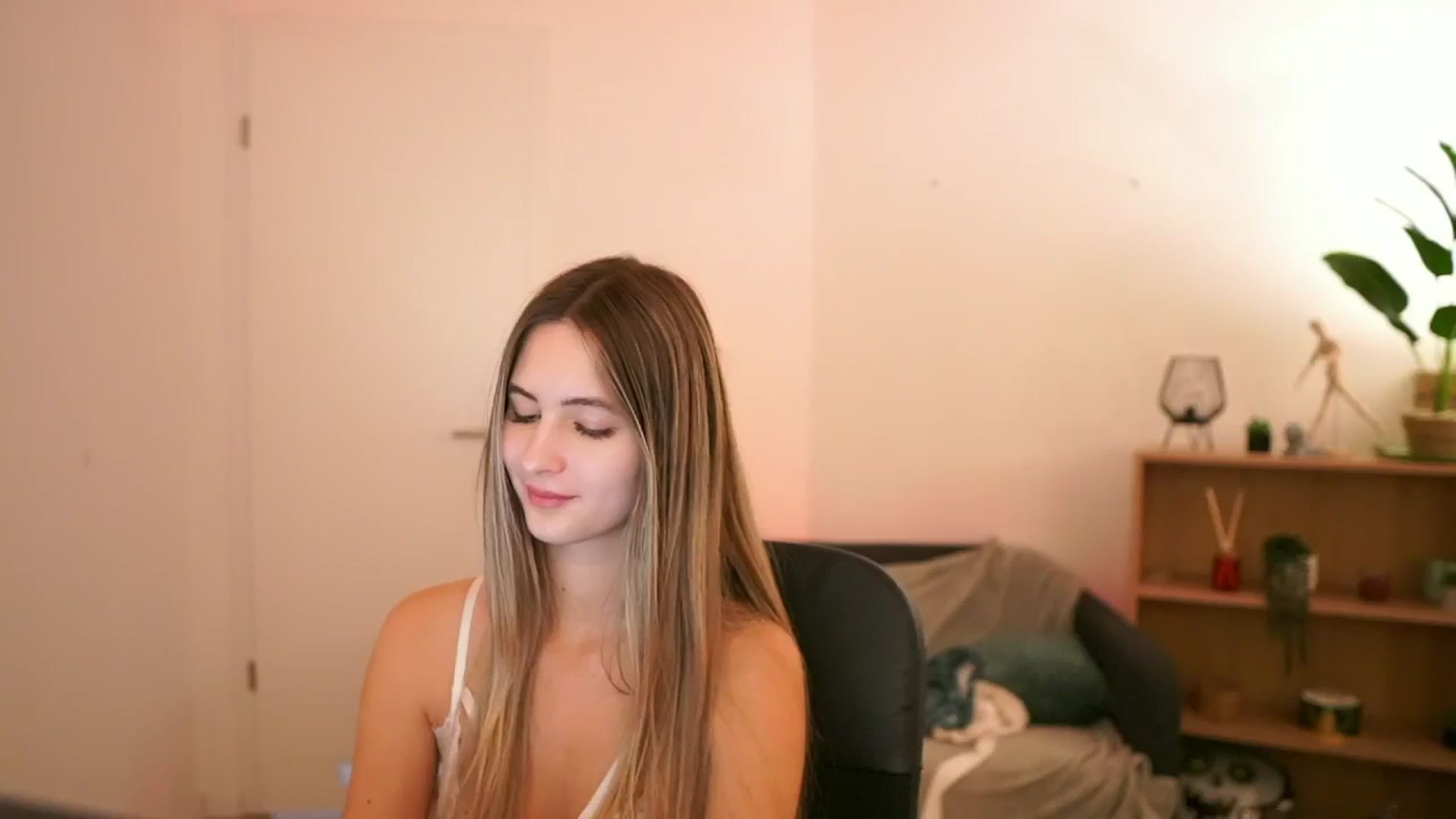 Gallery image thumbnail from CuteGirl_18's myfreecams stream on, 01/12/2025, 17:26 image 6 of 20
