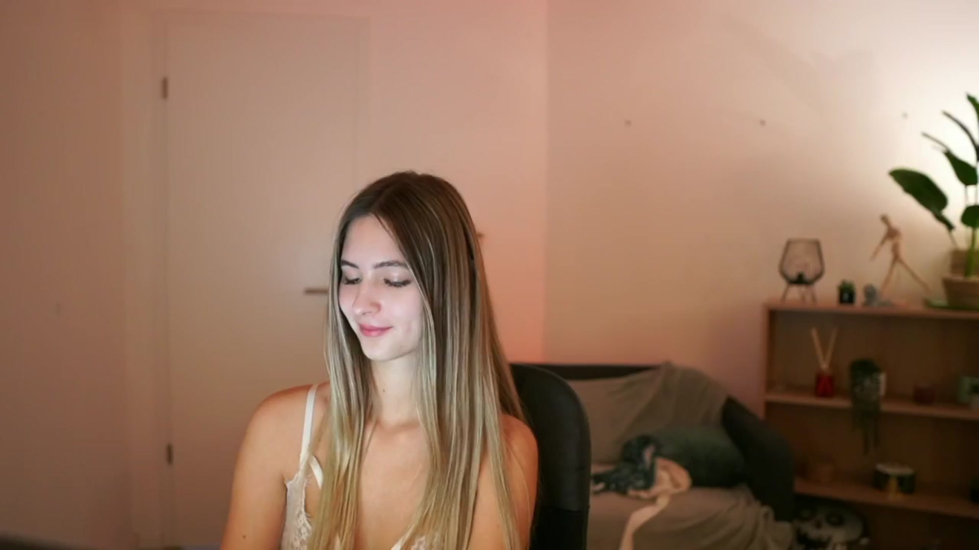 Gallery image thumbnail from CuteGirl_18's myfreecams stream on, 01/12/2025, 17:26 image 16 of 20
