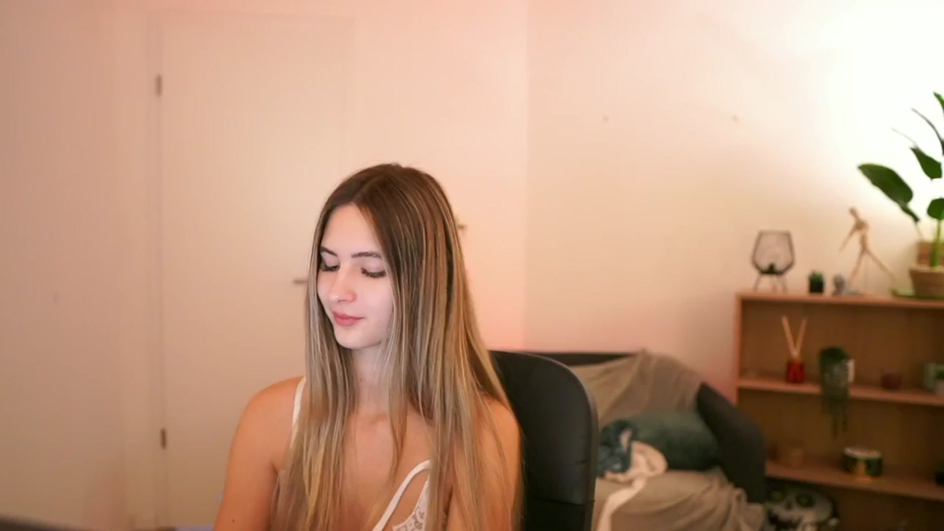 Gallery image thumbnail from CuteGirl_18's myfreecams stream on, 01/12/2025, 17:26 image 10 of 20