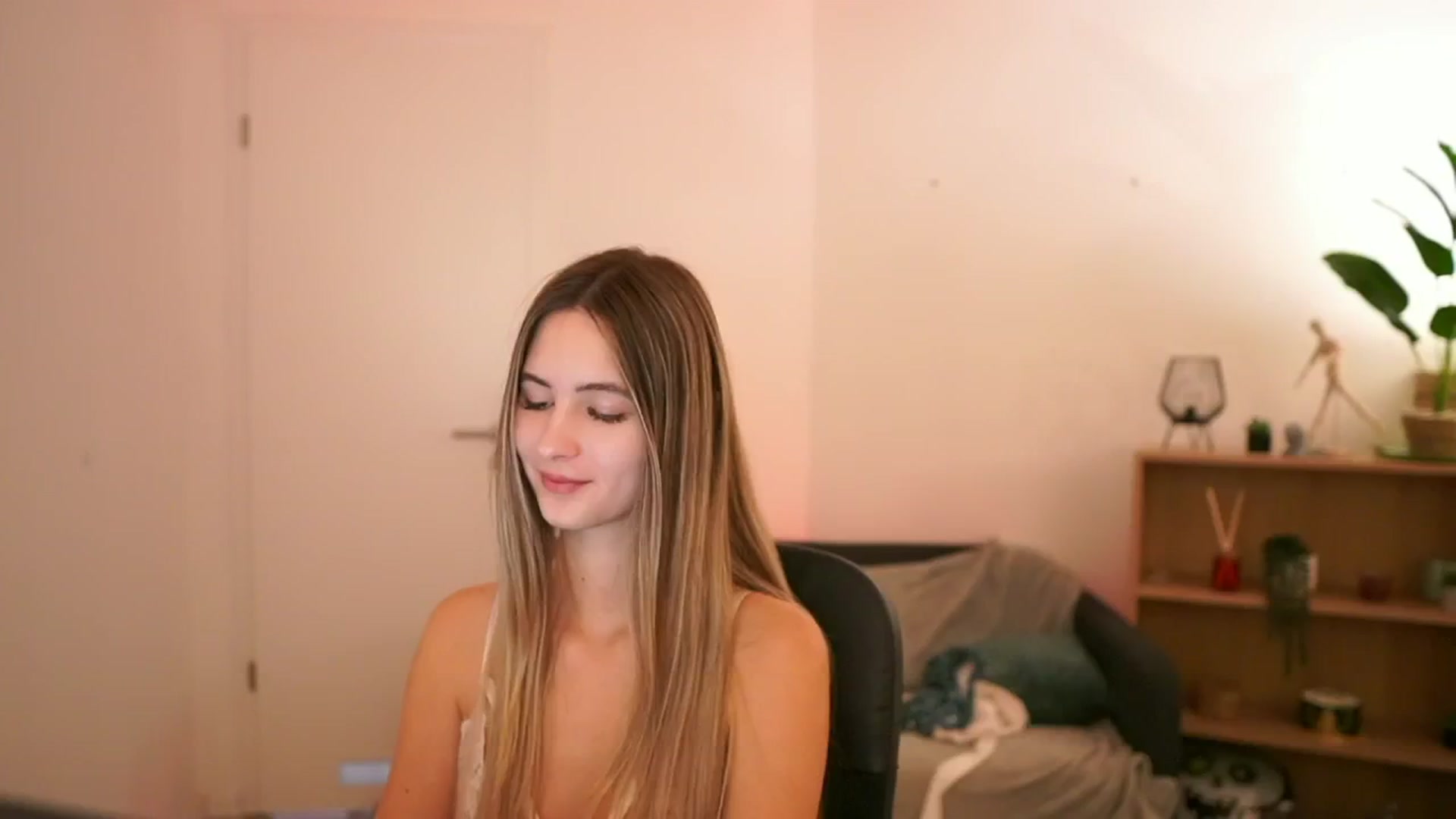 Gallery image thumbnail from CuteGirl_18's myfreecams stream on, 01/12/2025, 17:26 image 17 of 20