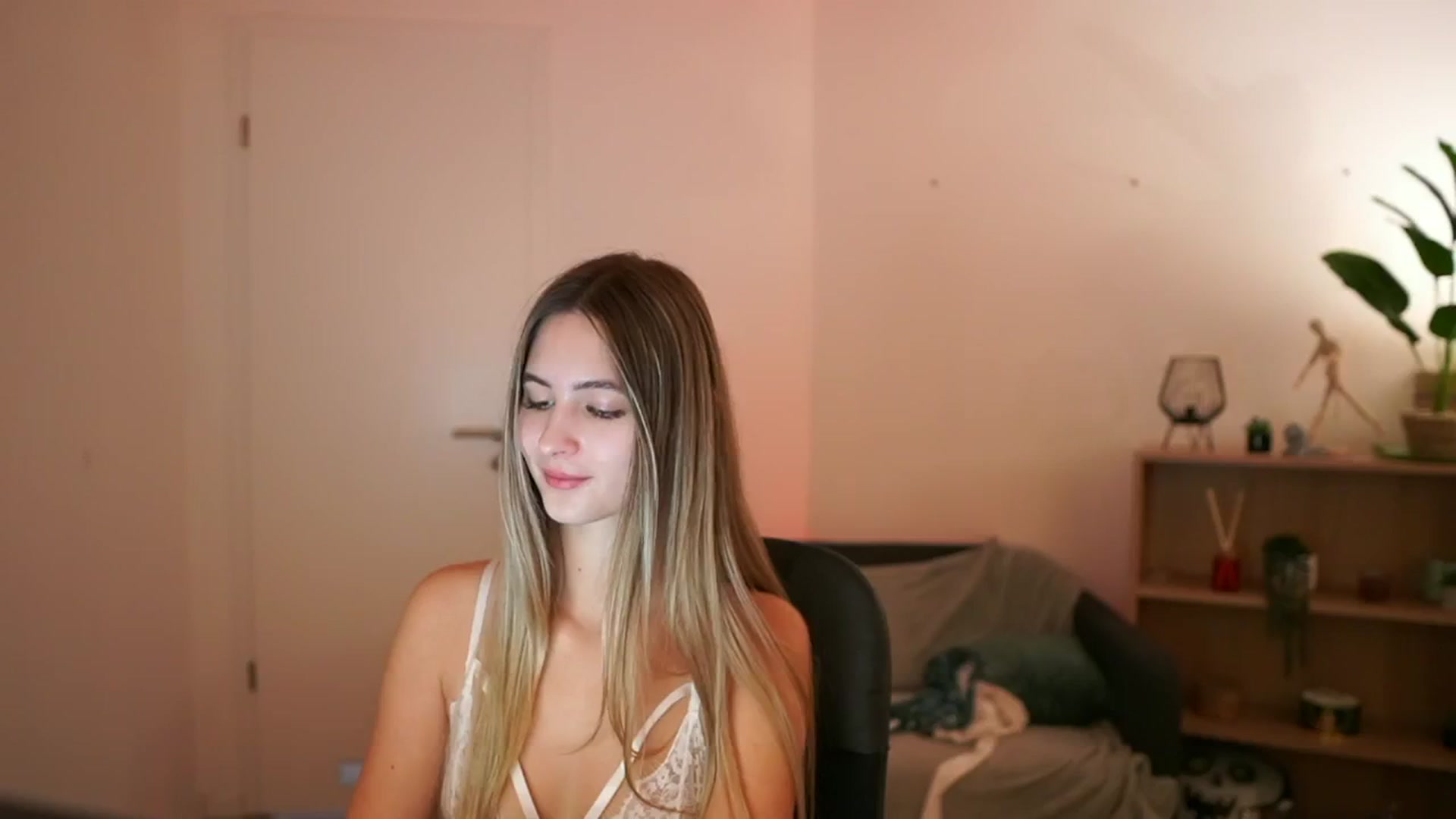 Gallery image thumbnail from CuteGirl_18's myfreecams stream on, 01/12/2025, 17:26 image 14 of 20
