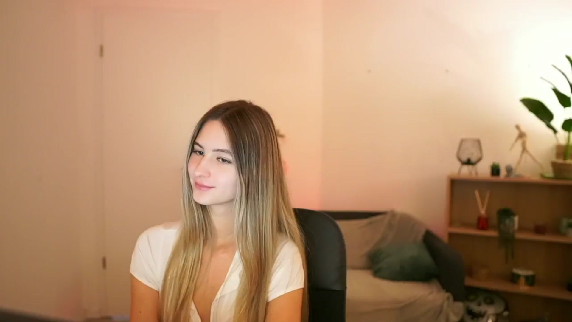Gallery image thumbnail from CuteGirl_18's myfreecams stream on, 01/12/2025, 18:12 image 2 of 20