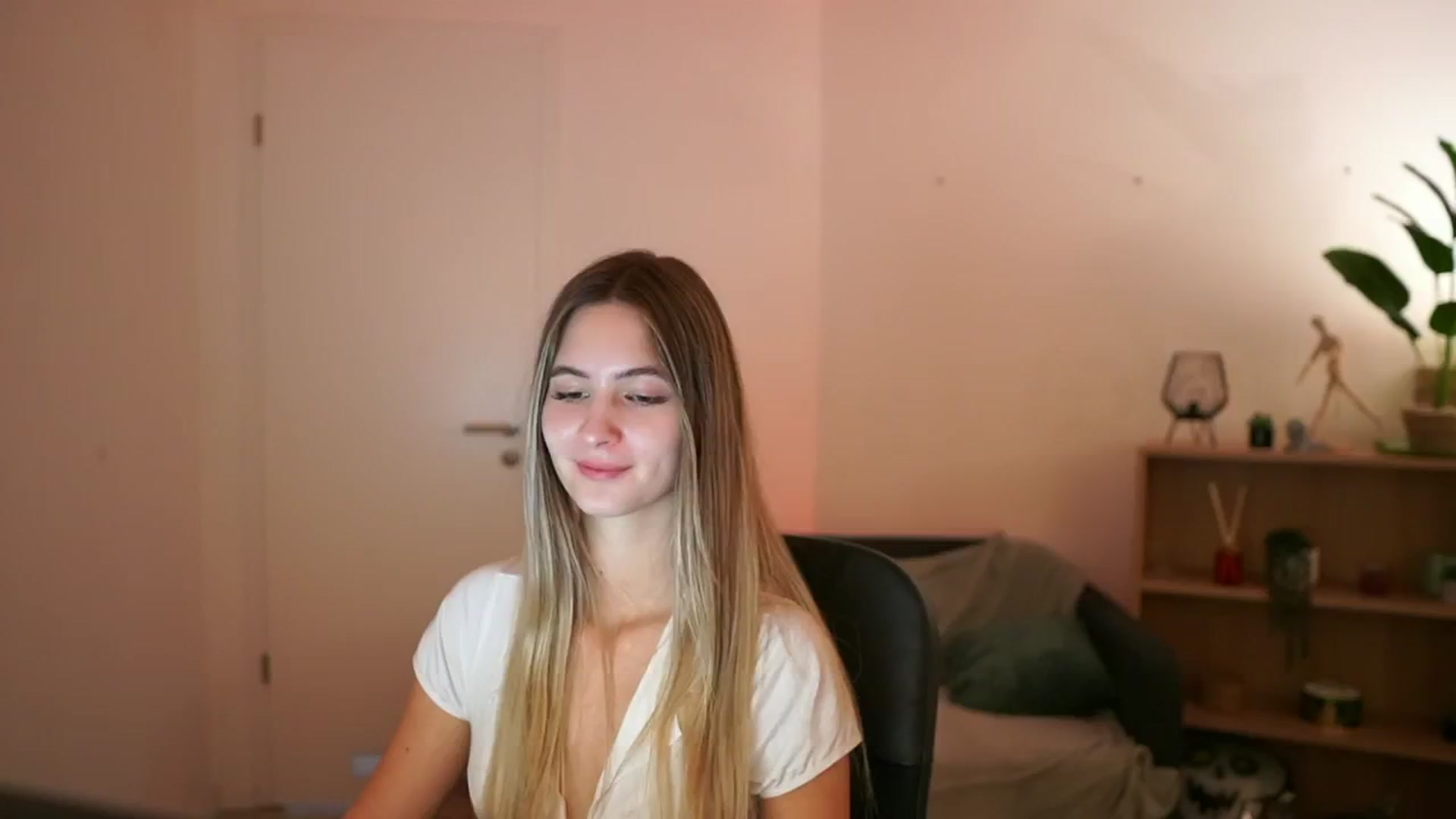 Gallery image thumbnail from CuteGirl_18's myfreecams stream on, 01/12/2025, 18:12 image 10 of 20