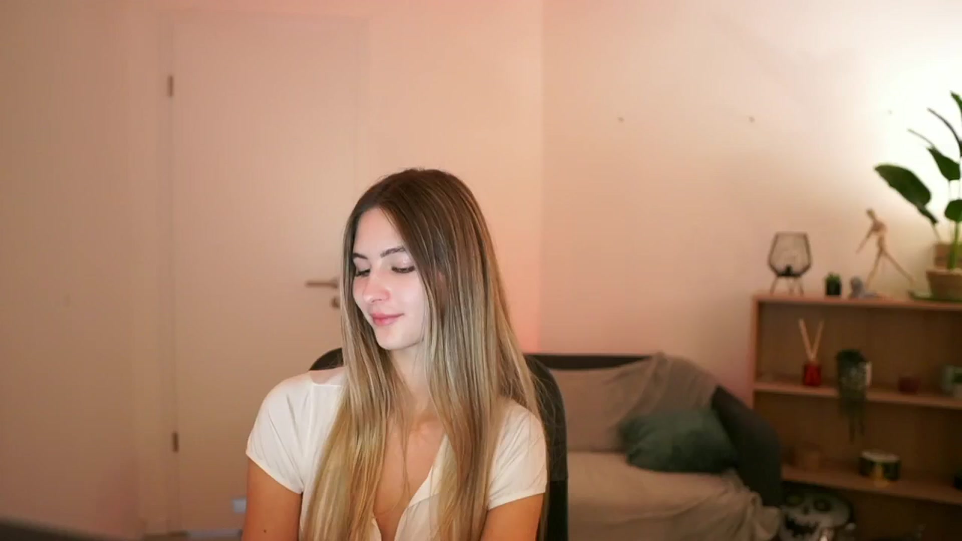 Gallery image thumbnail from CuteGirl_18's myfreecams stream on, 01/12/2025, 18:12 image 4 of 20