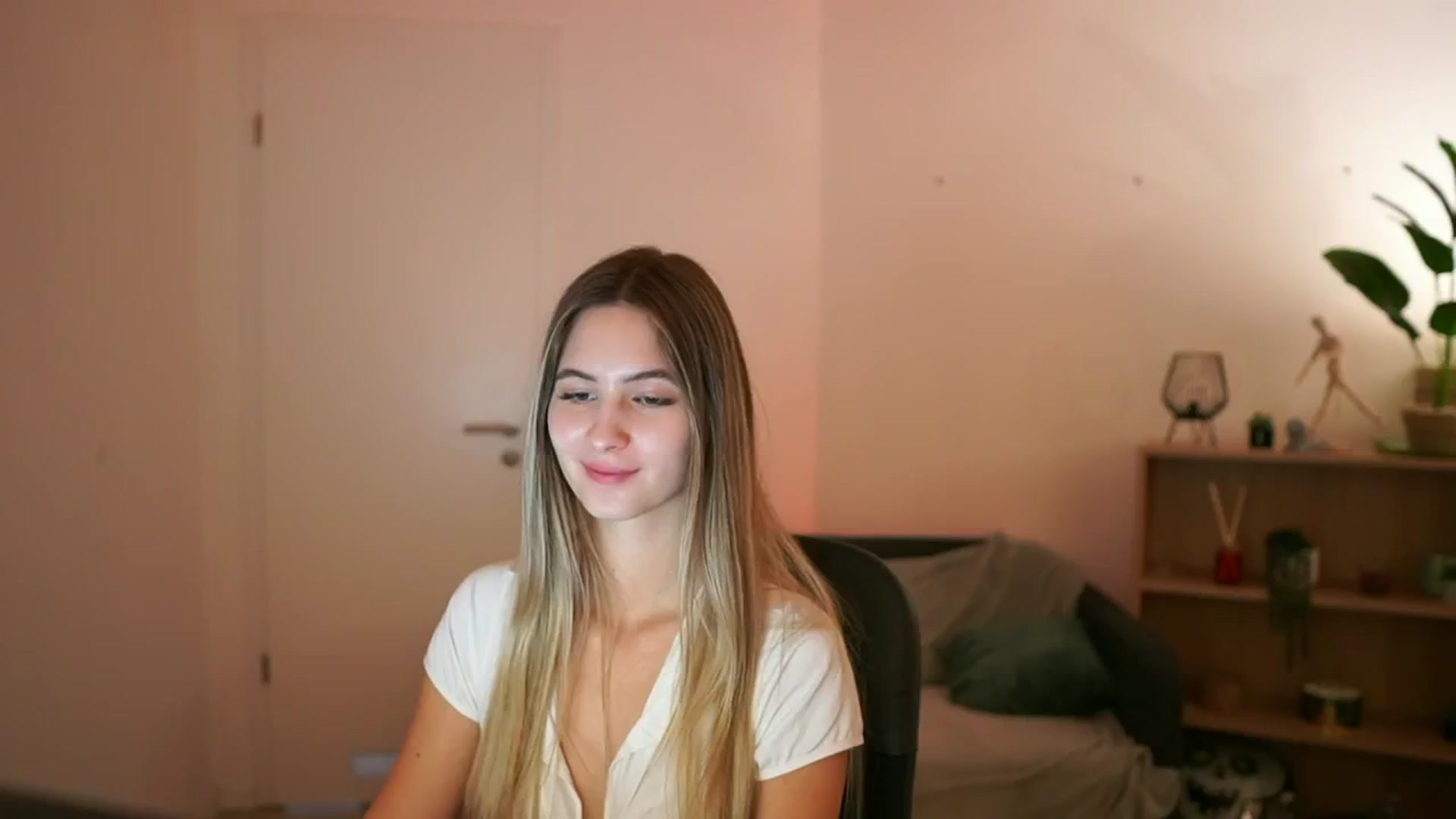 Gallery image thumbnail from CuteGirl_18's myfreecams stream on, 01/12/2025, 18:12 image 7 of 20