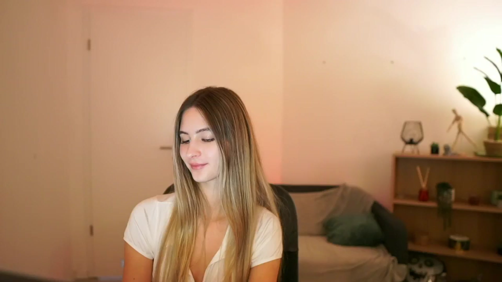 Gallery image thumbnail from CuteGirl_18's myfreecams stream on, 01/12/2025, 18:12 image 3 of 20