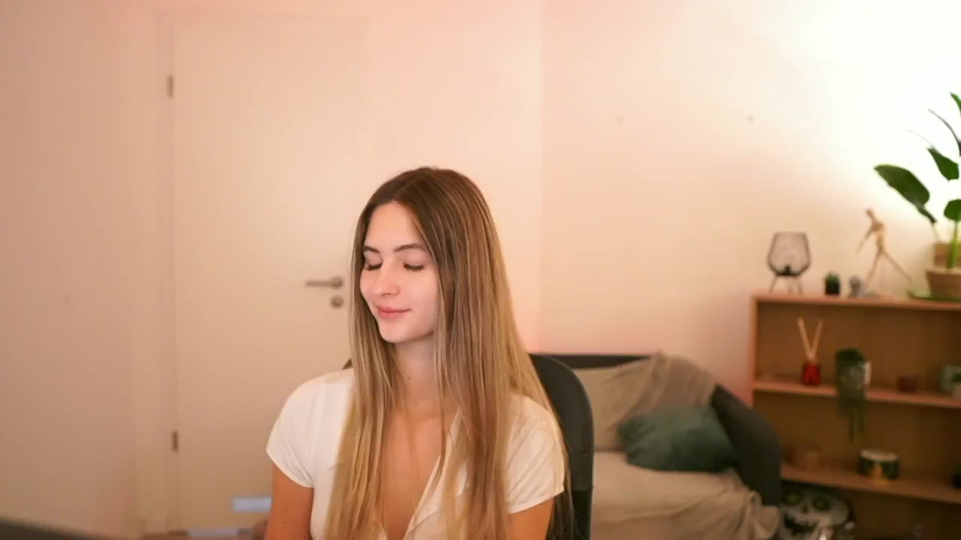 Gallery image thumbnail from CuteGirl_18's myfreecams stream on, 01/12/2025, 18:12 image 11 of 20